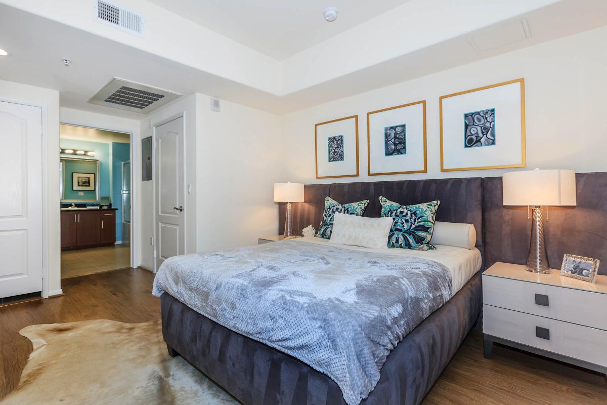 Broadway Palace Apartments - Bedroom