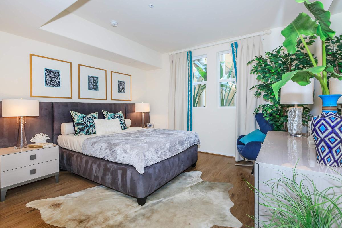 Broadway Palace Apartments - Bedroom