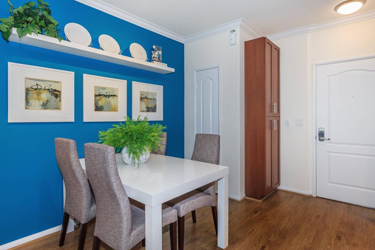 Broadway Palace Apartments - Dining Room