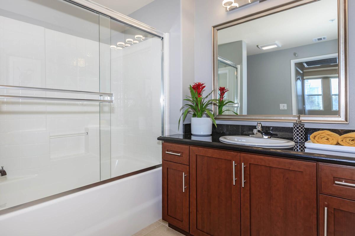 Broadway Palace Apartments - Bathroom