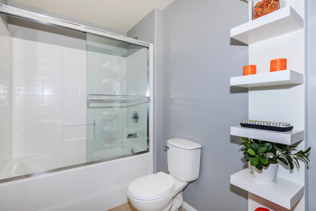 Broadway Palace Apartments - Bathroom