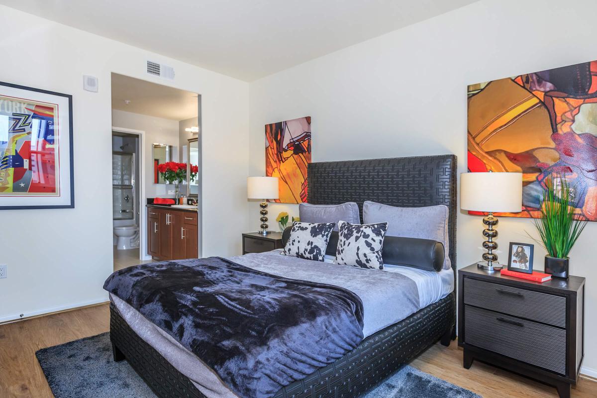 Broadway Palace Apartments - Bedroom