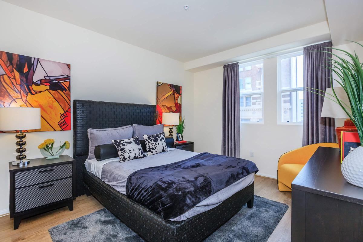 Broadway Palace Apartments - Bedroom