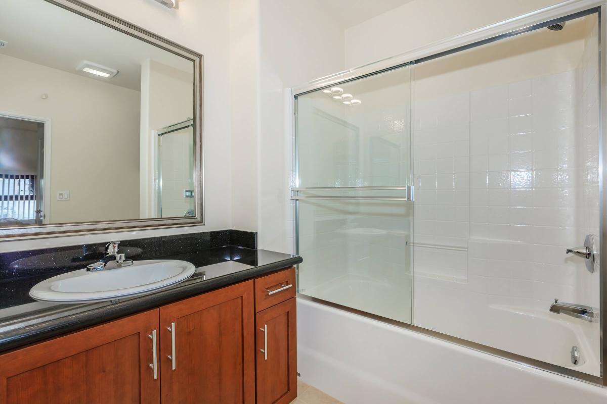 Broadway Palace Apartments - Bathroom