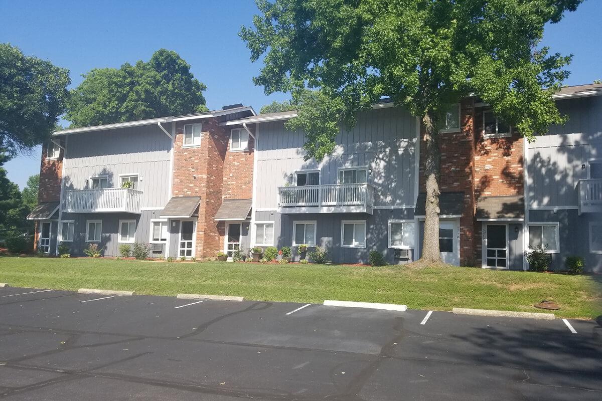Southmoor Apartments in South County St. Louis, MO - Exterior 03.jpg