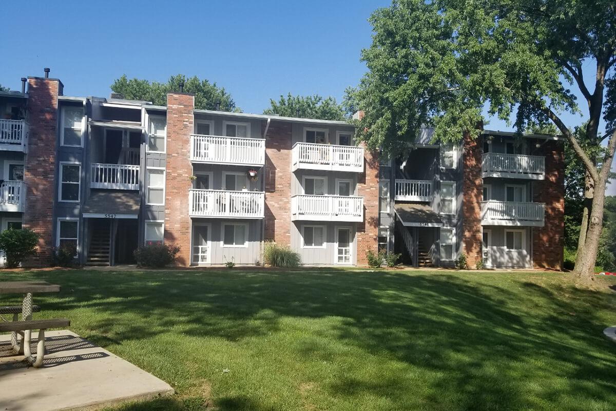 Southmoor Apartments in South County St. Louis, MO - Exterior 06.jpg