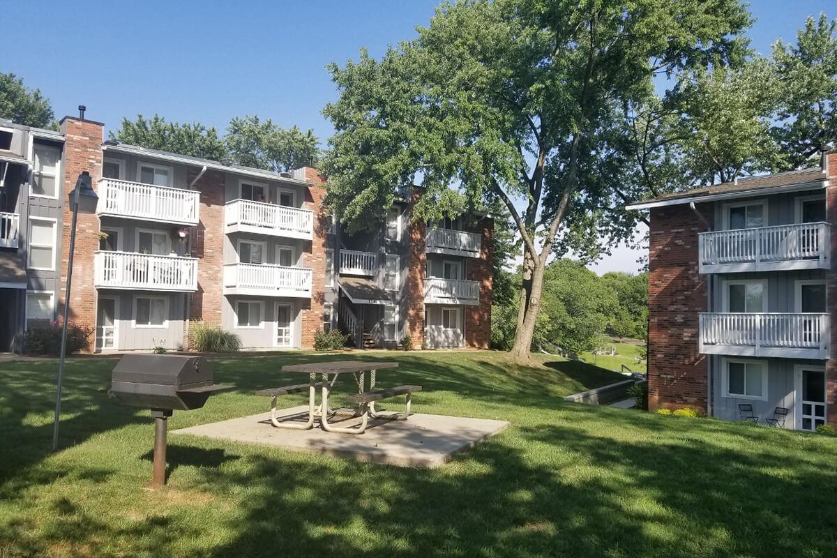 Southmoor Apartments in South County St. Louis, MO - Exterior 08.jpg