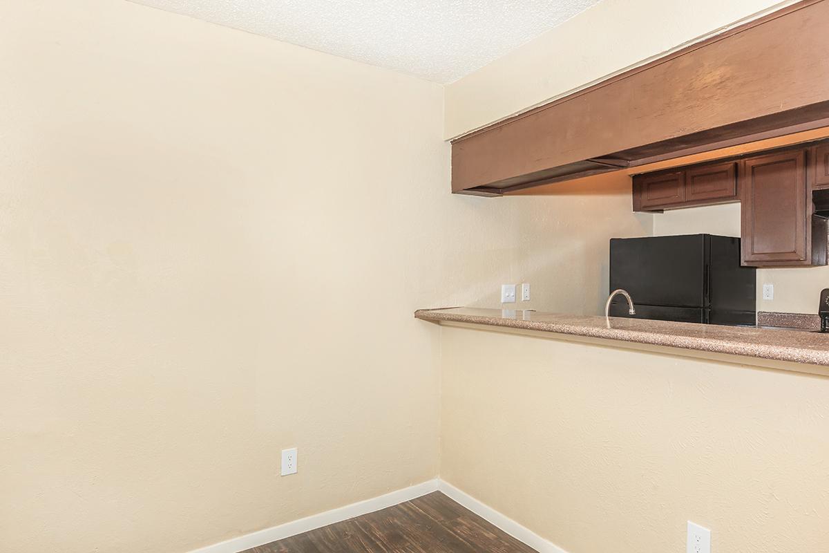 ALL-ELECTRIC KITCHEN WITH BREAKFAST BAR