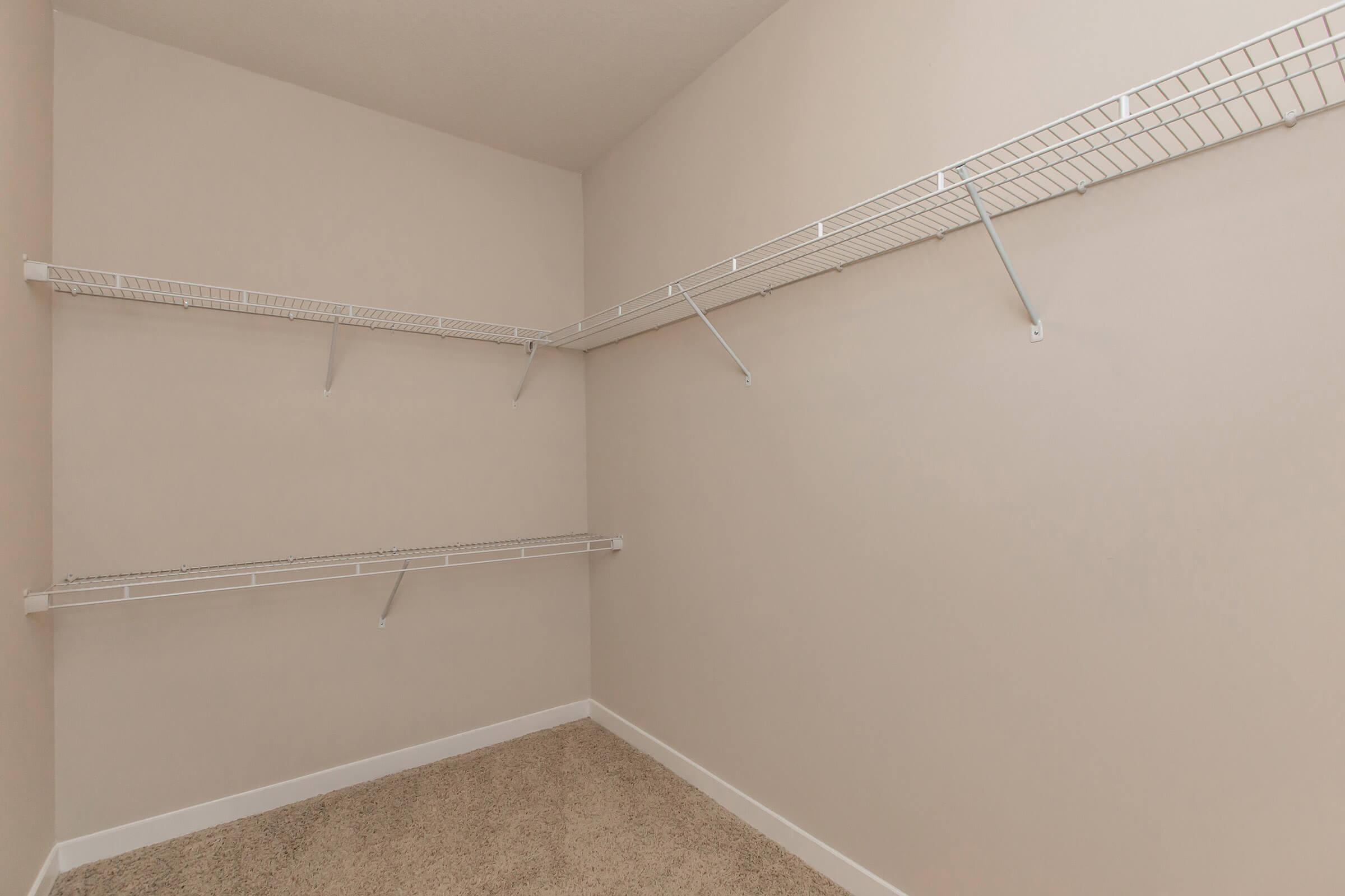 WALK-IN CLOSET