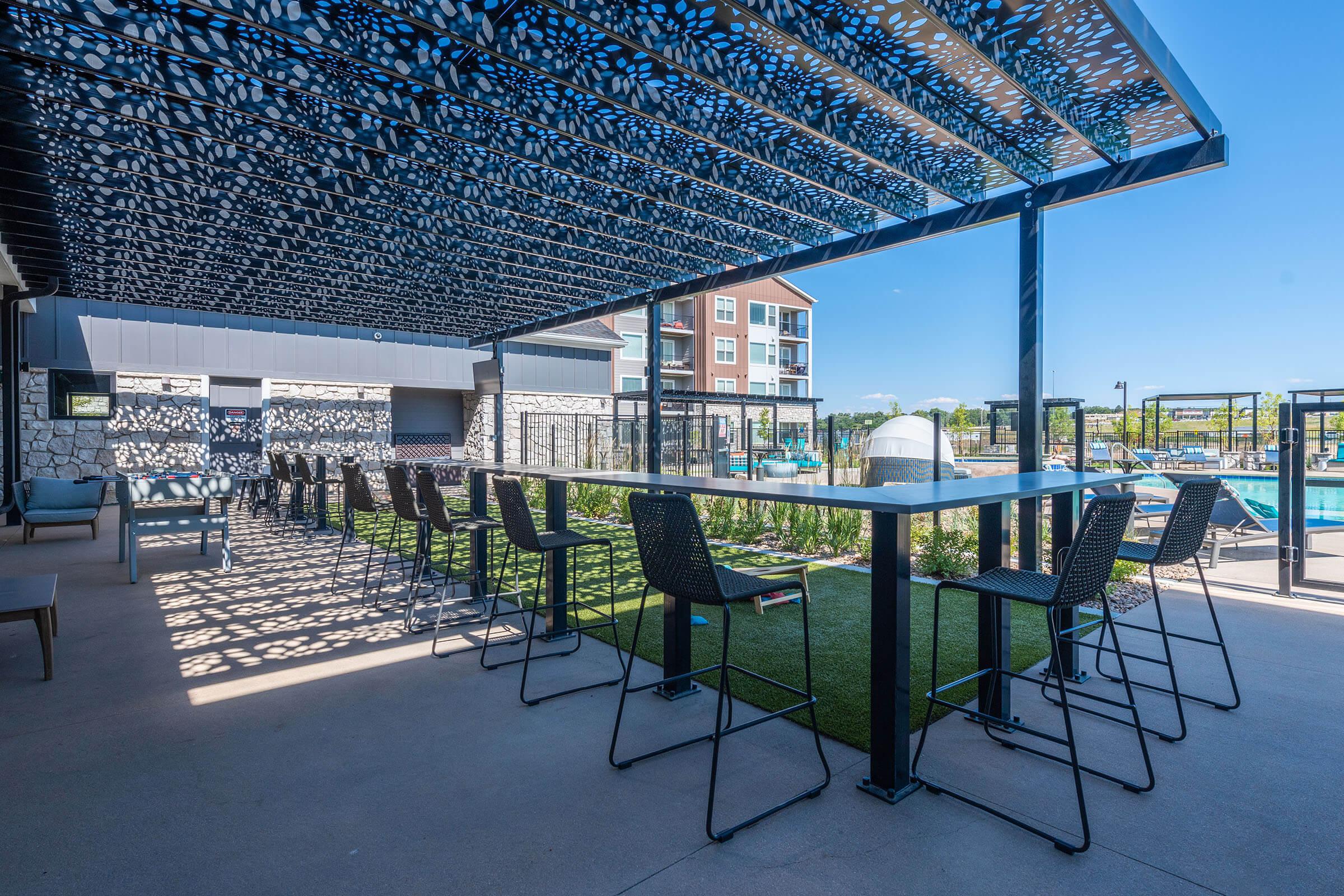 a row of wooden benches sitting on top of a metal fence