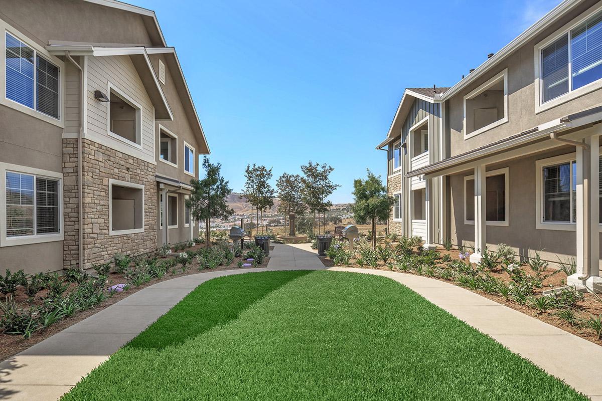 Sendero Gateway Apartment Homes courtyard with green grass