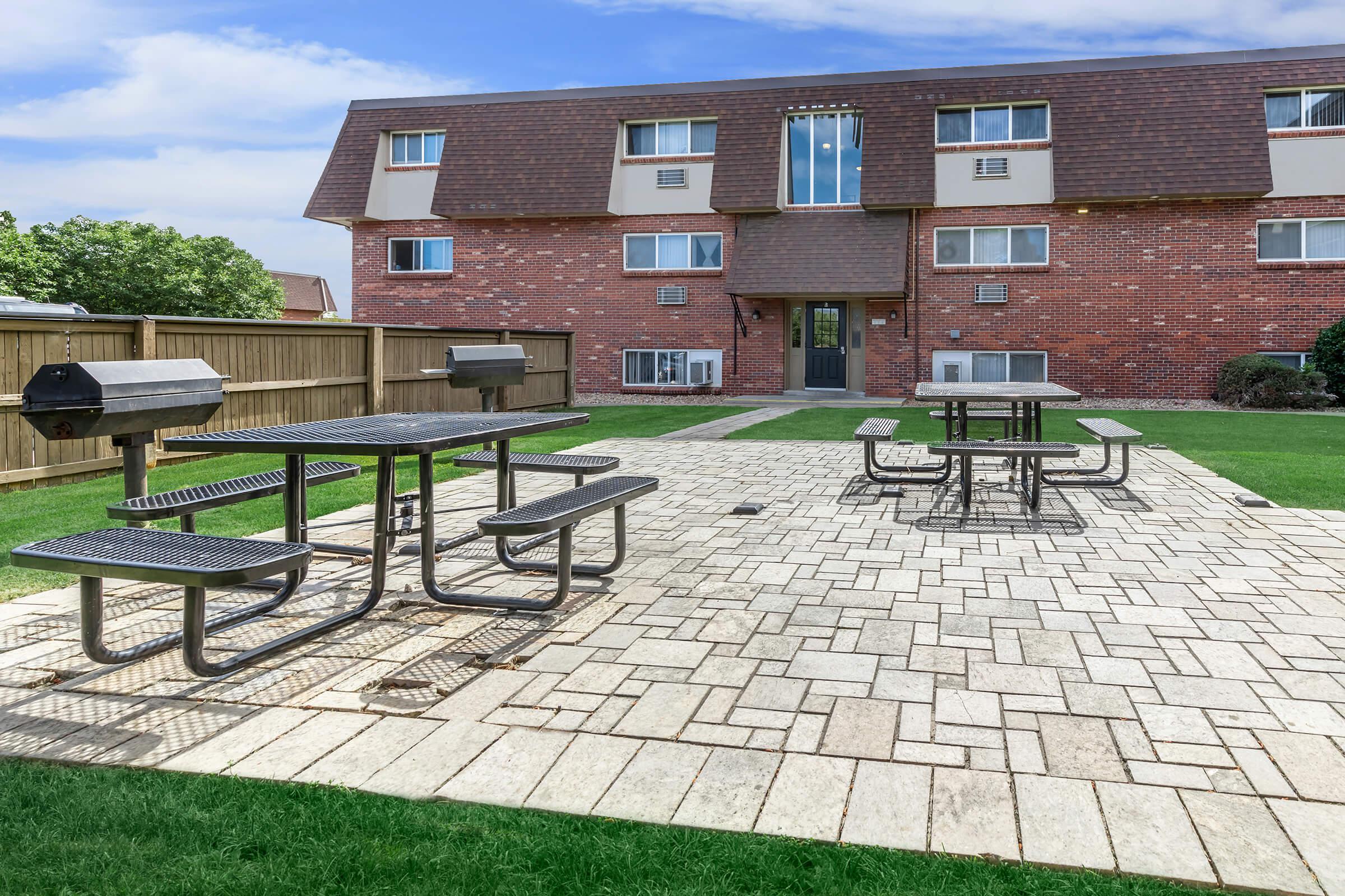 a group of lawn chairs sitting on top of a brick building