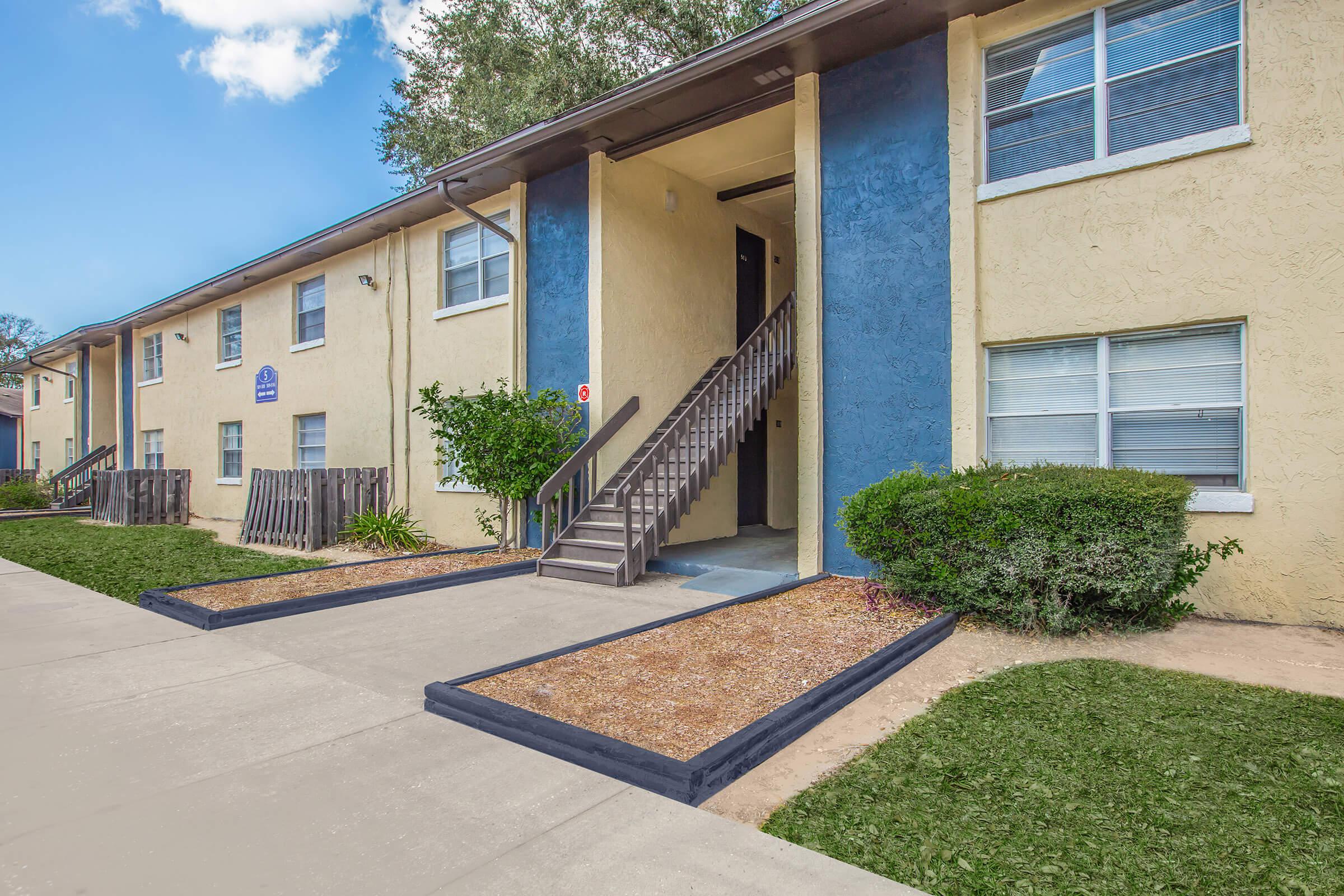 BEAUTIFUL MANICURED GROUNDS OF LANSDOWNE CROSSING APARTMENTS FOR RENT
