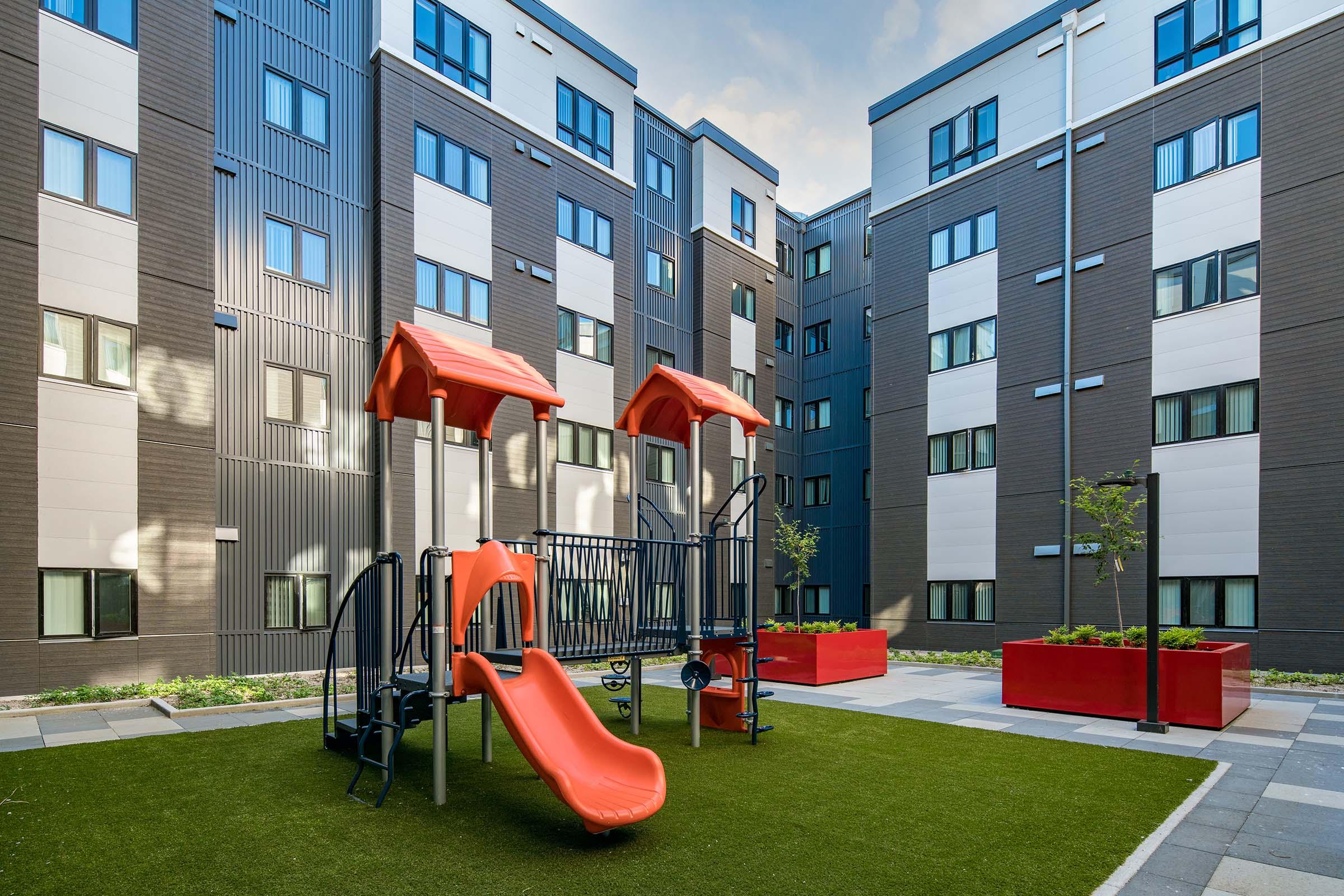 a group of lawn chairs sitting on top of a building