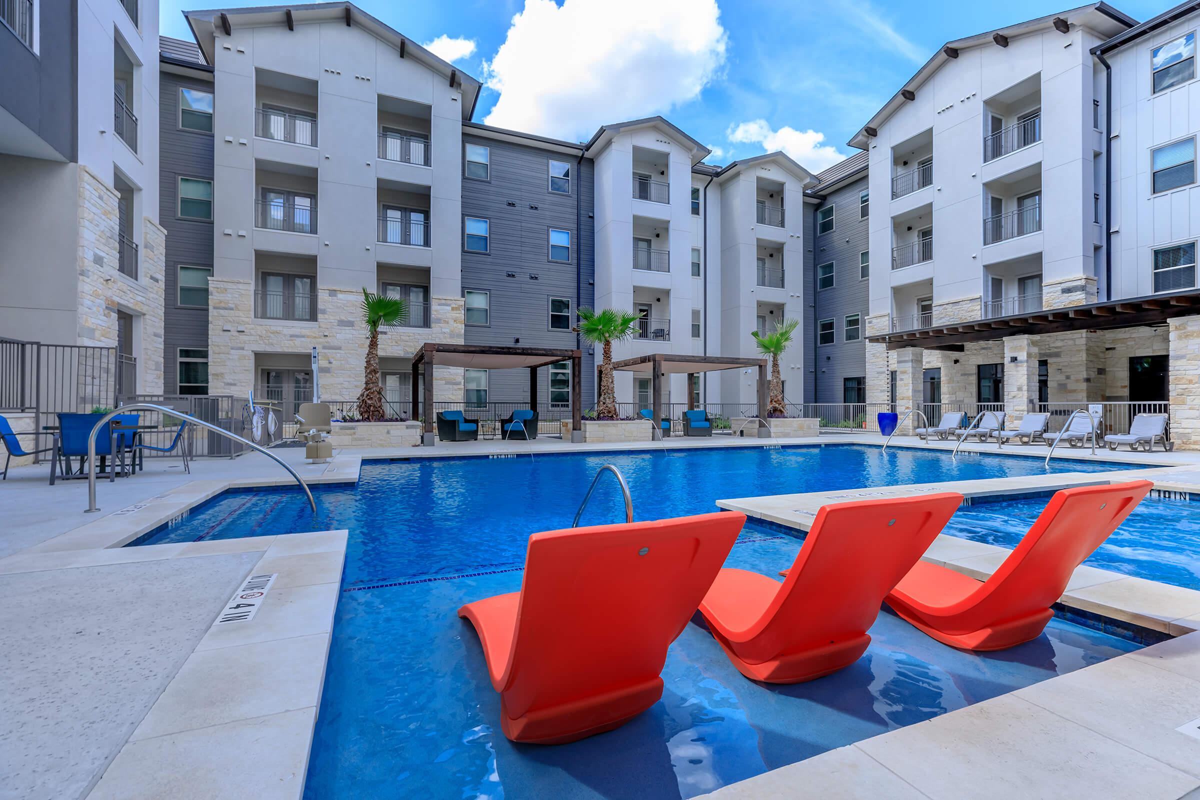 LOUNGE POOLSIDE