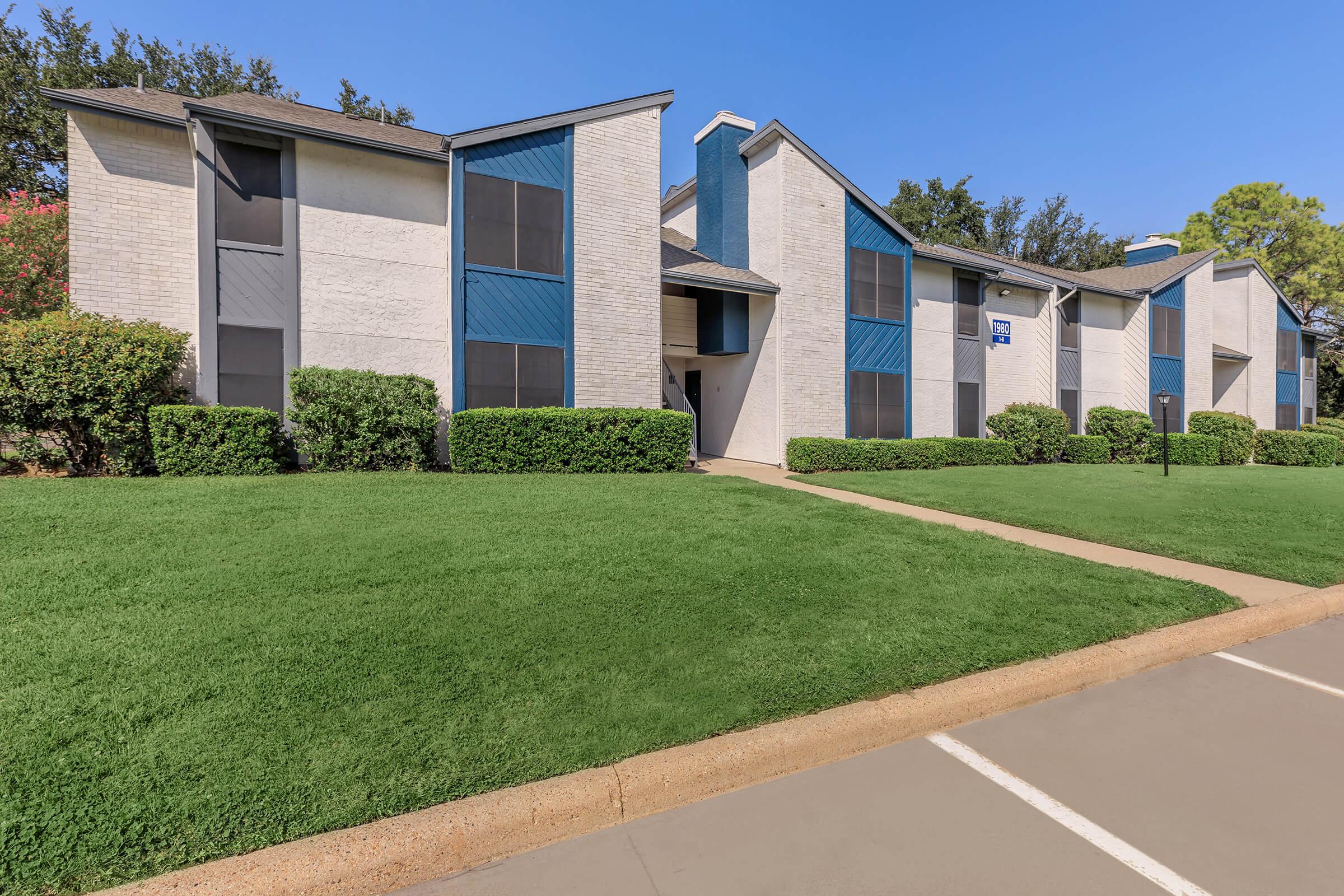 A landscaped area in front of the apartments at Rise Oak Creek.