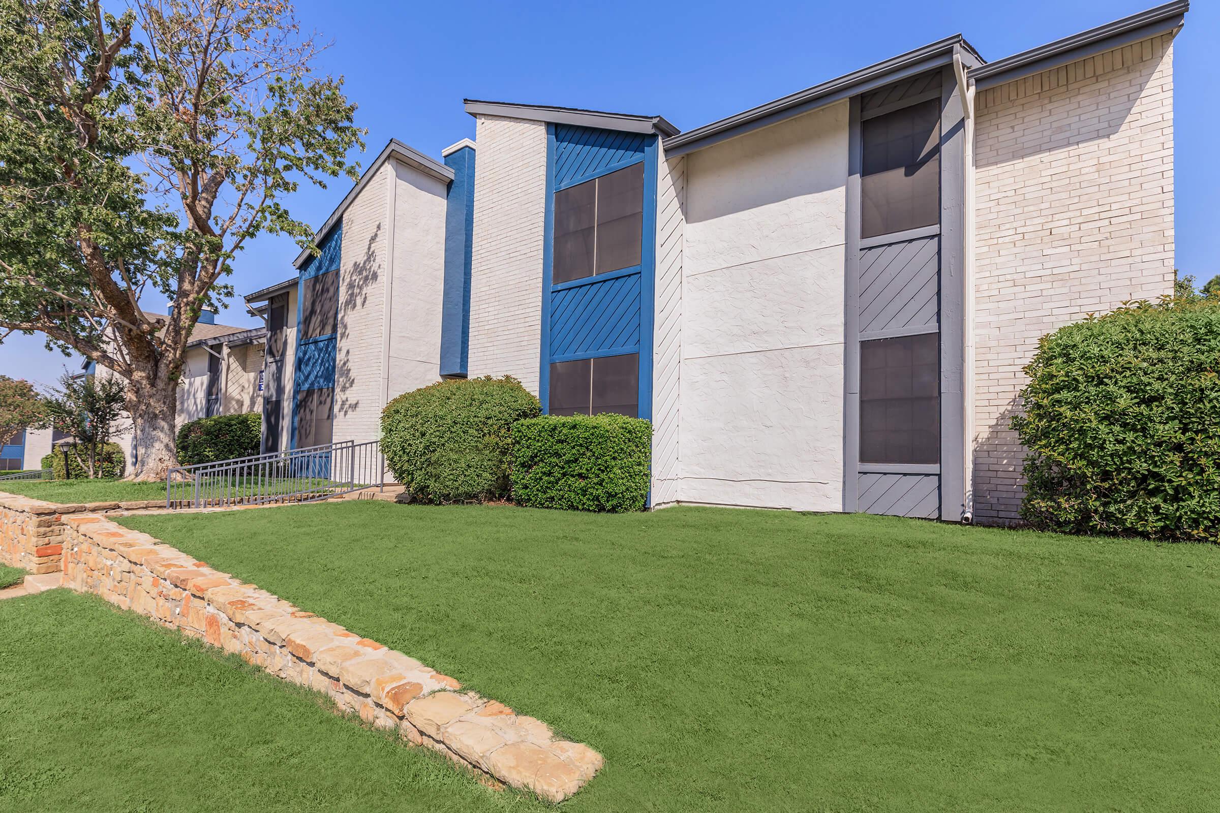 A landscaped area in front of the apartments at Rise Oak Creek.