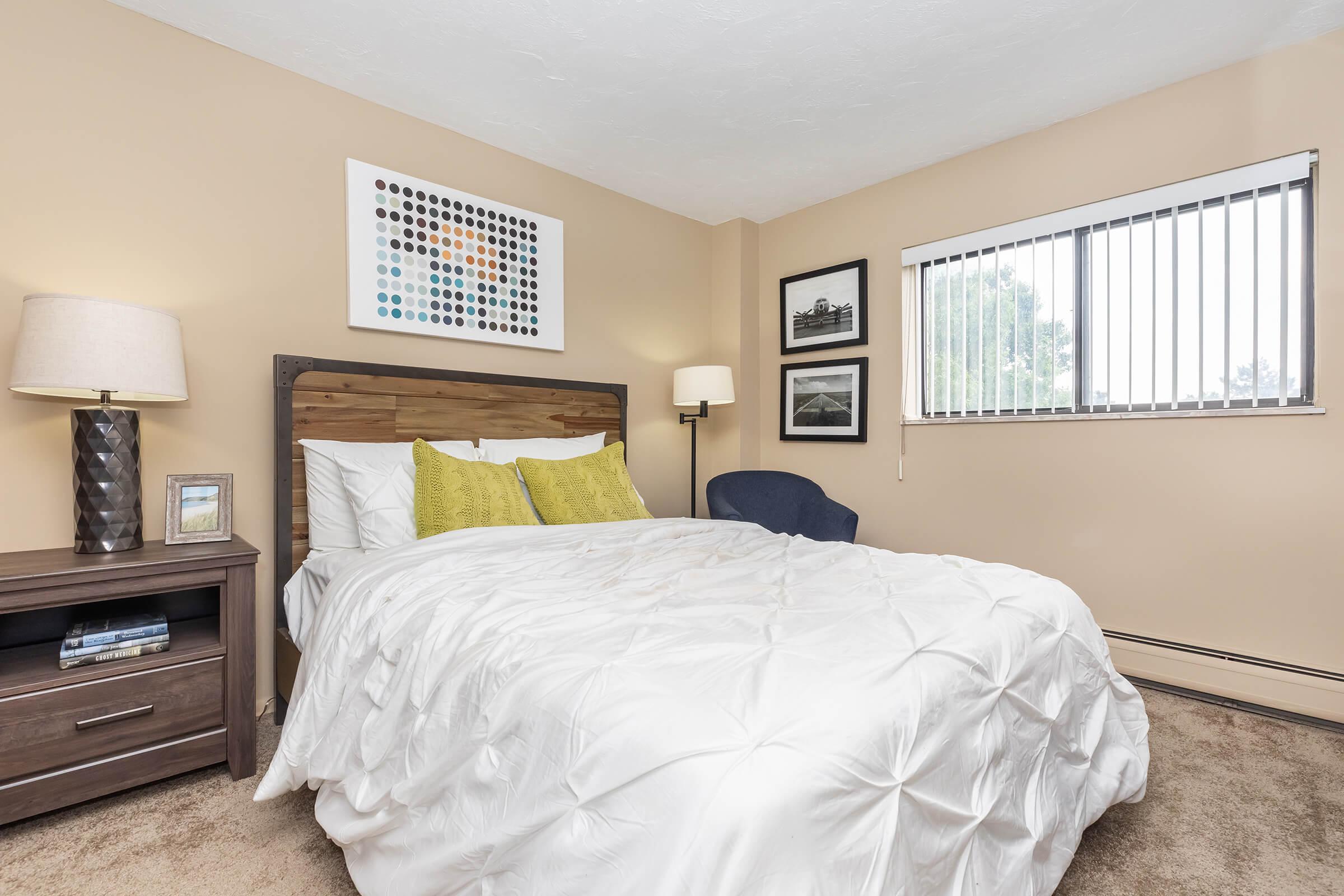 a bedroom with a bed in a hotel room
