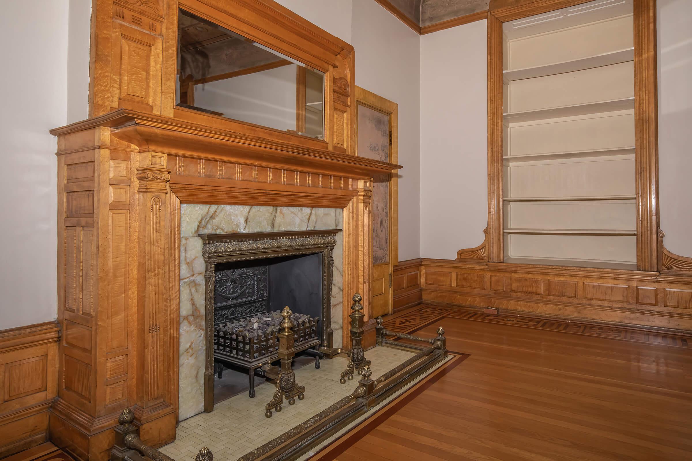 GRAND FIREPLACE