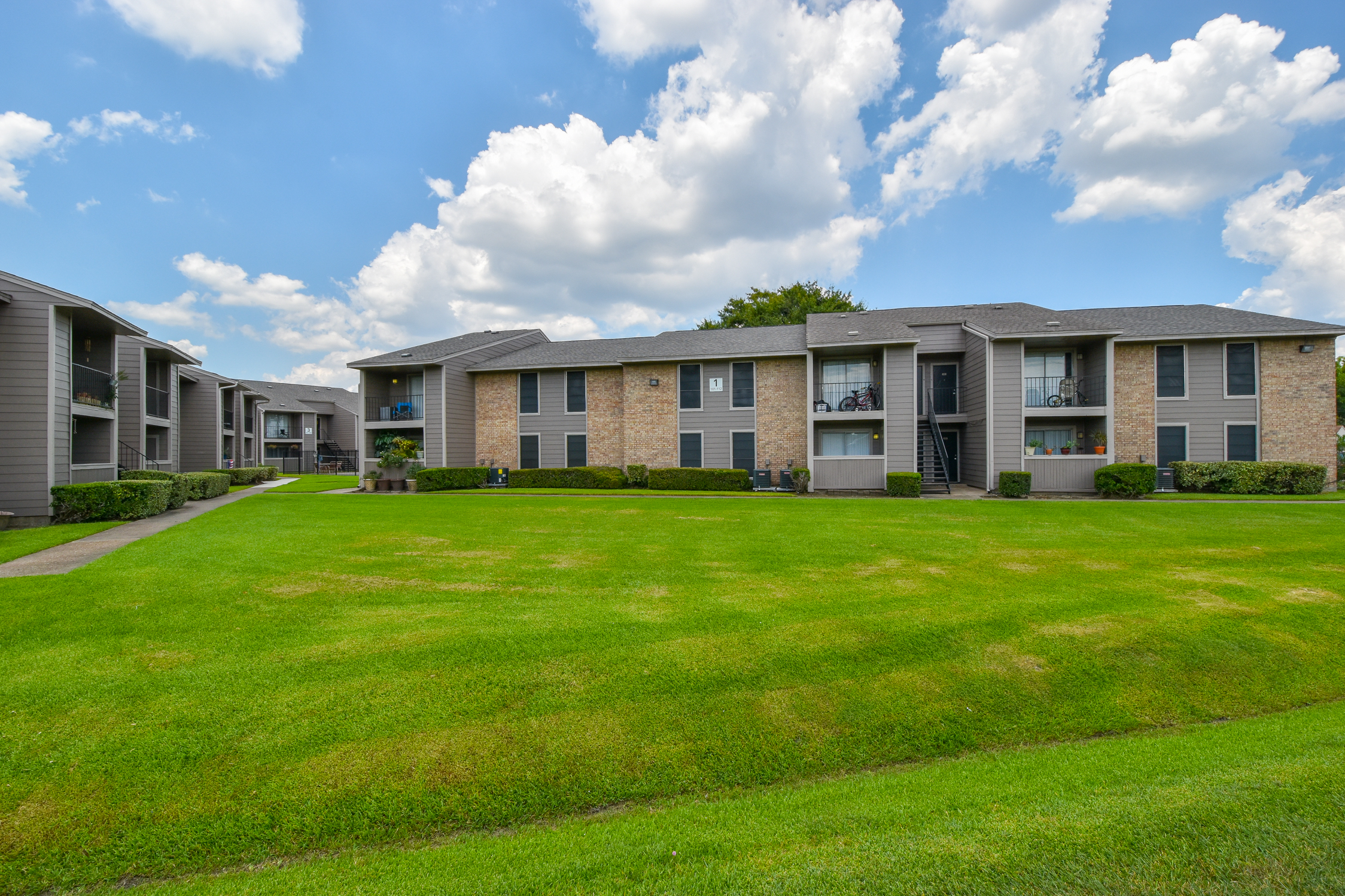 Carriage House - Apartments in Nederland, TX