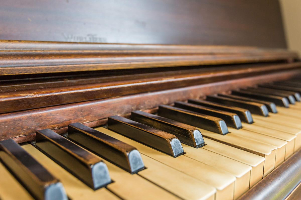 a close up of a piano