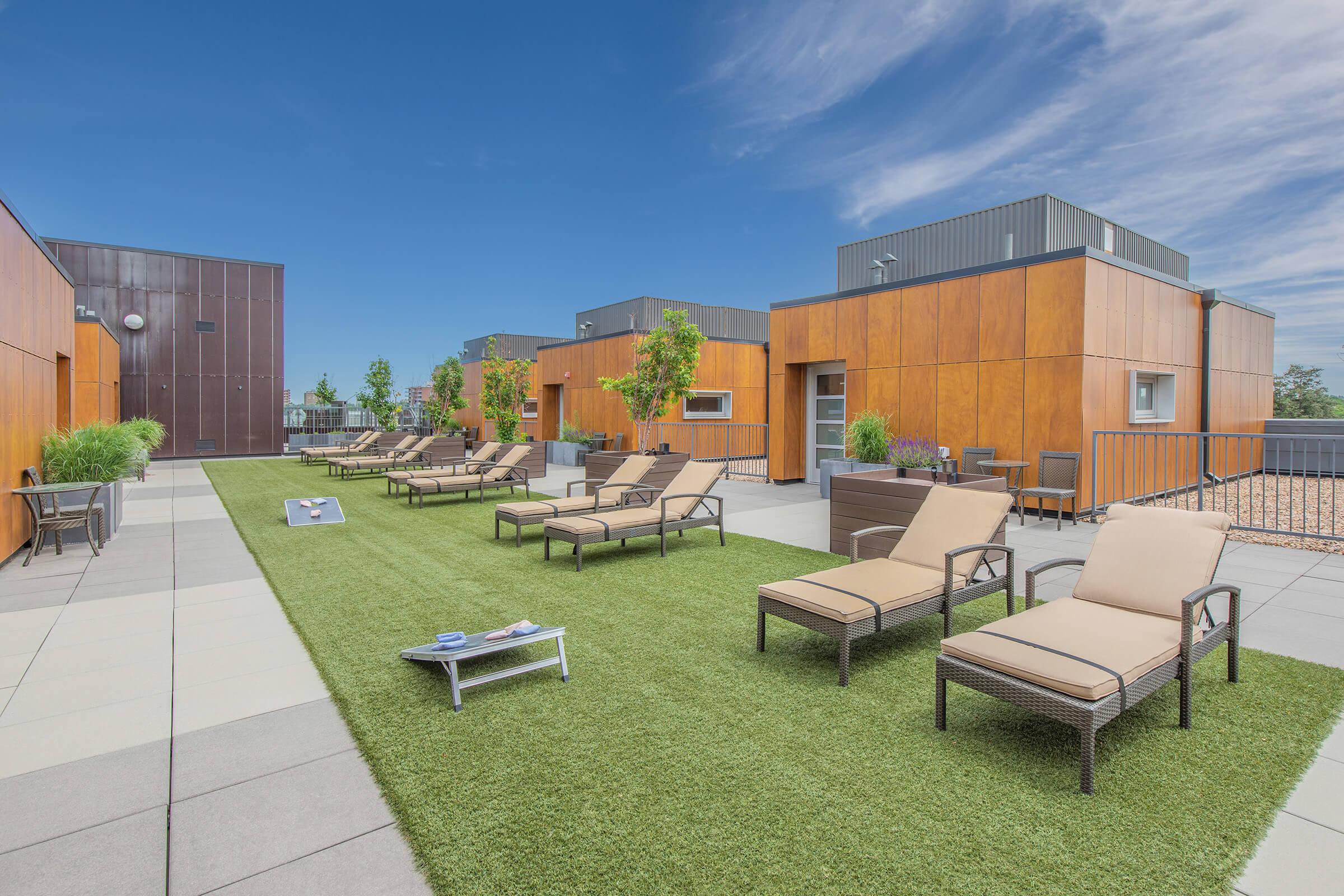 a group of lawn chairs sitting on top of a building