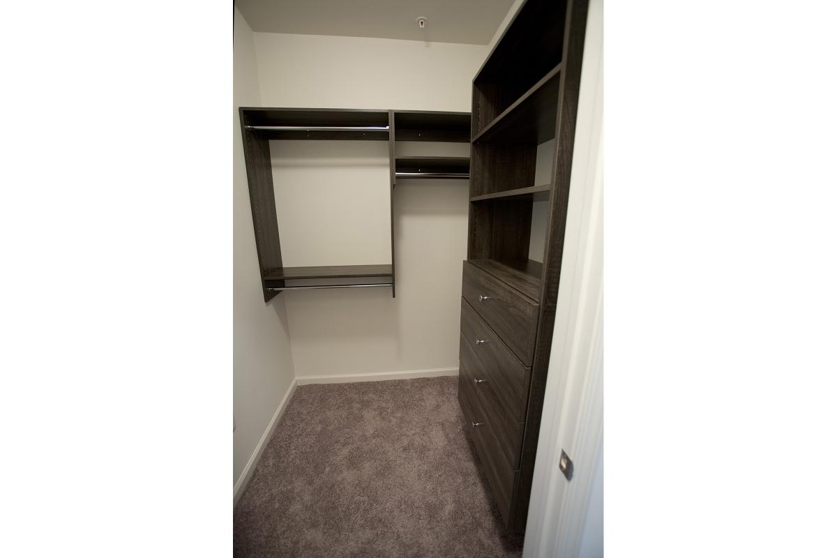 WALK-IN CLOSET