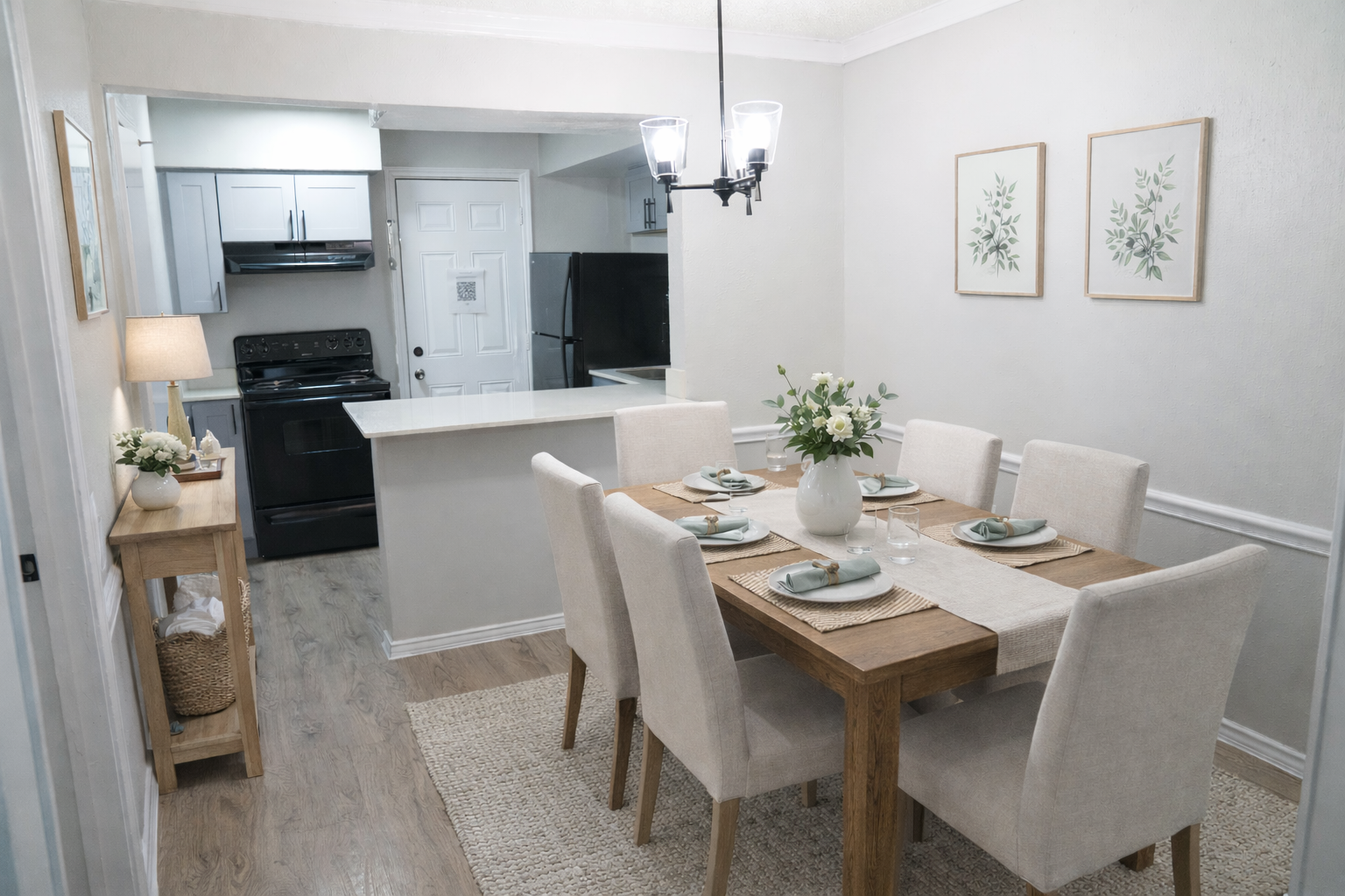 Well-located dining space adjacent to the kitchen, perfect for relaxed everyday meals and family dining.