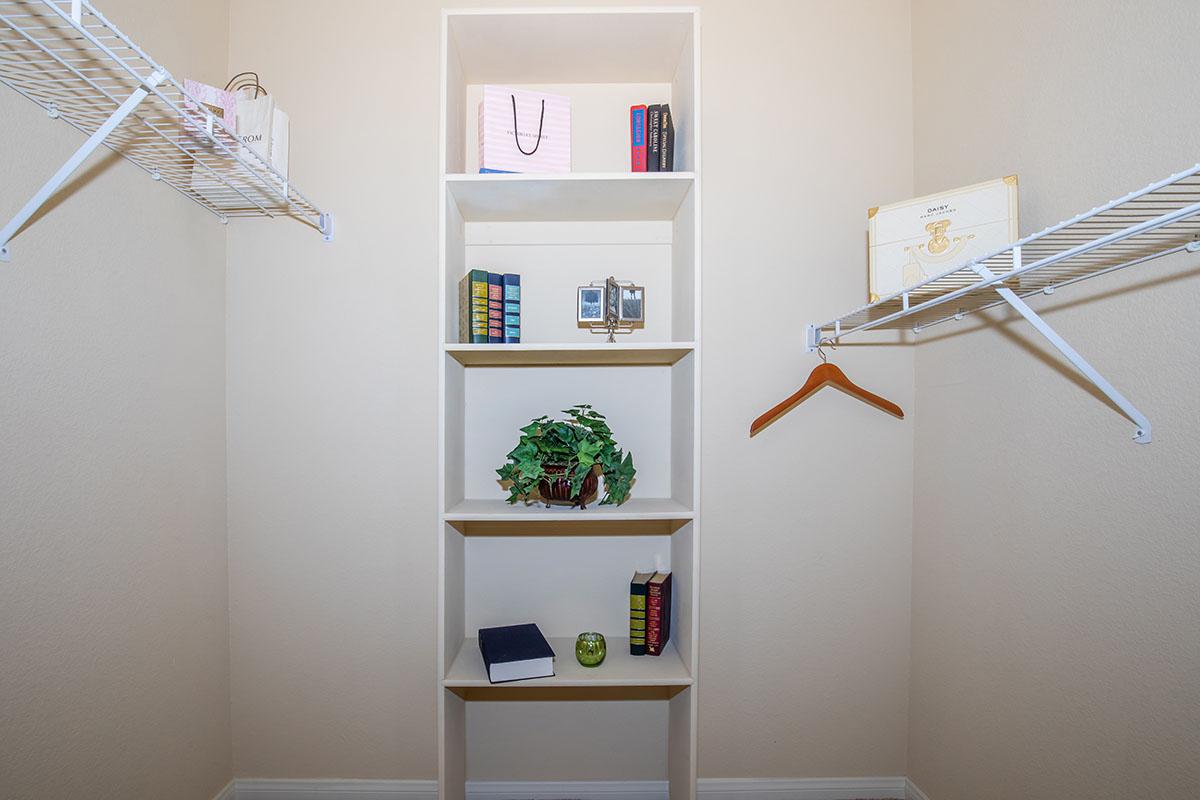 04c Master Closet.jpg