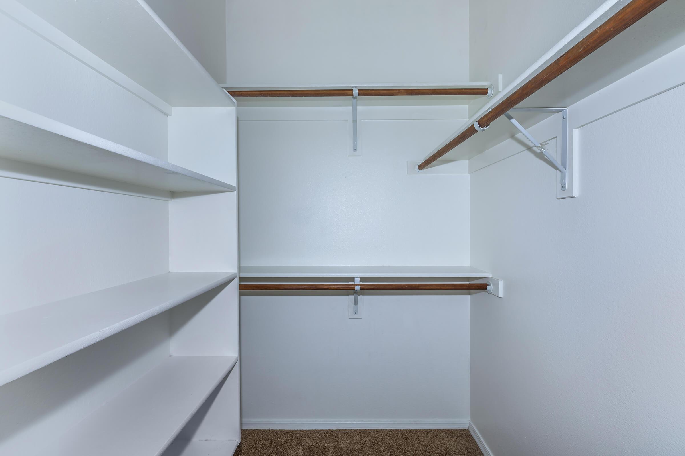 WALK-IN CLOSET