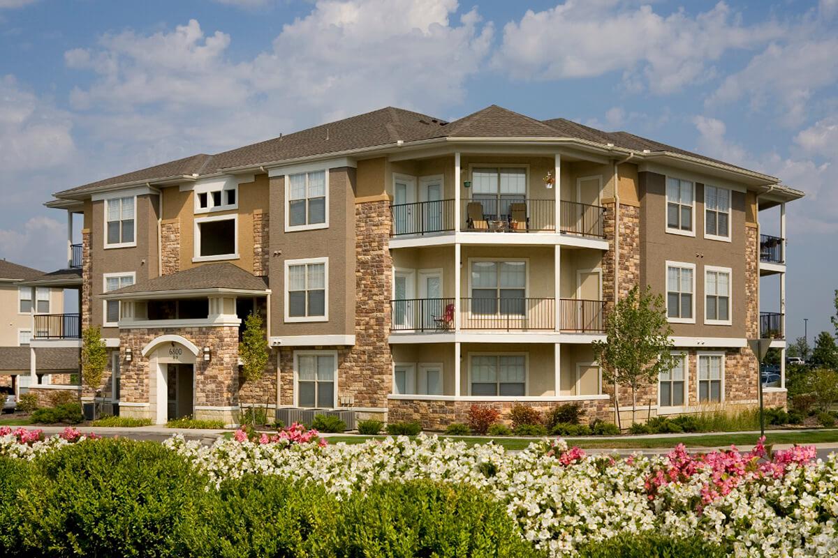 Corbin Crossing Luxury Apartments in Overland Park, KS - Exterior 06.jpg
