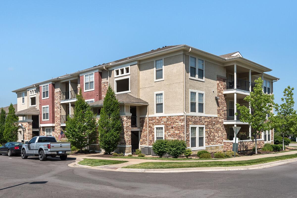 Corbin Crossing Luxury Apartments in Overland Park, KS - Exterior 08.jpg