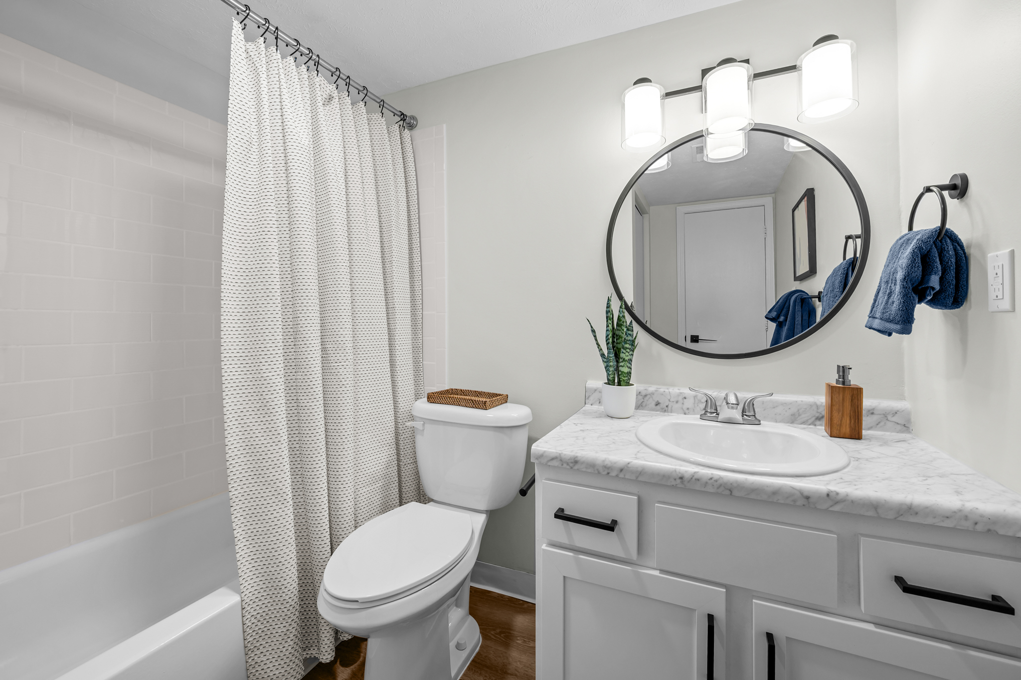 Bathroom - Modern Vanity - Platinum Interior