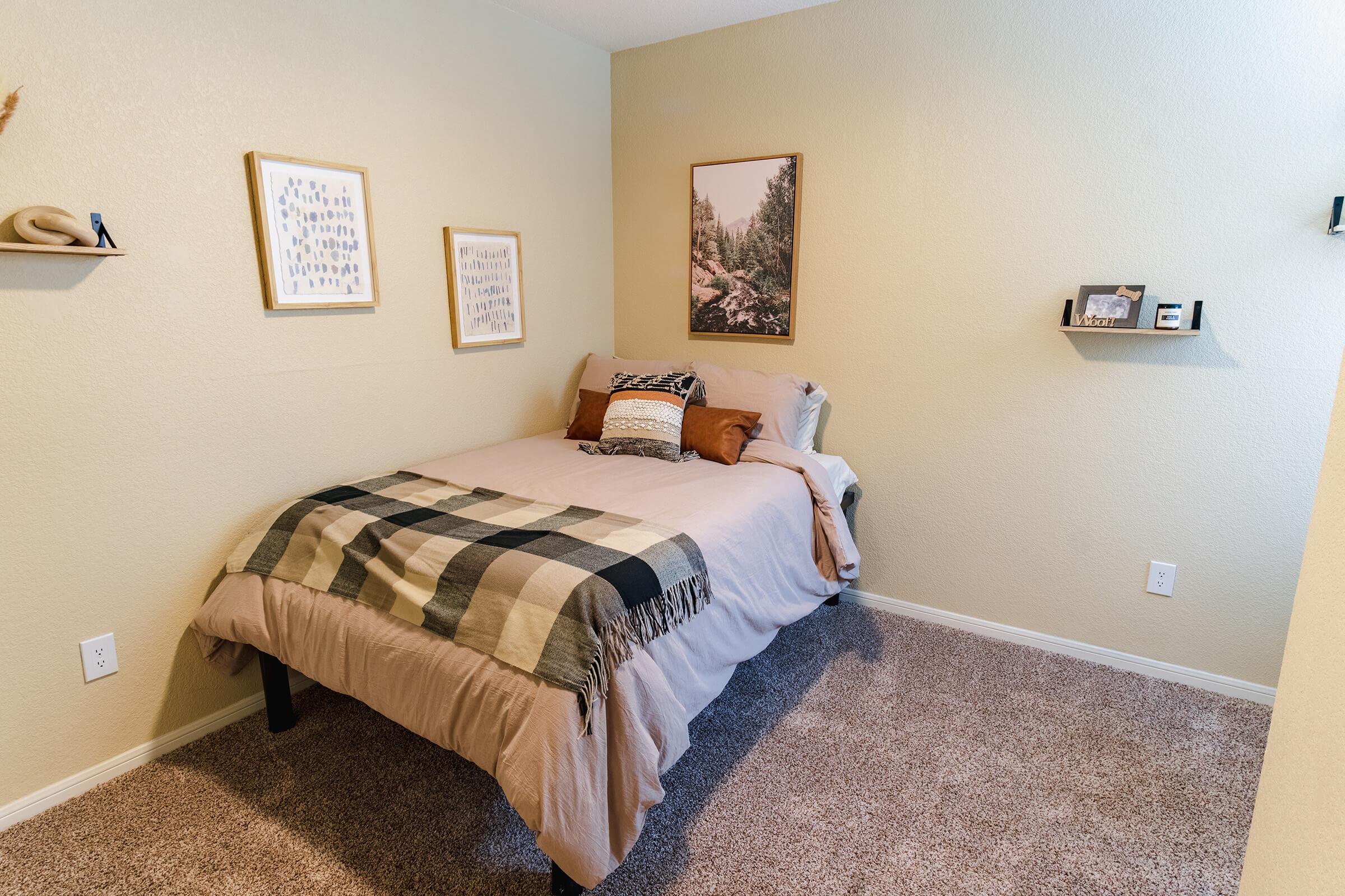 a bedroom with a bed in a hotel room