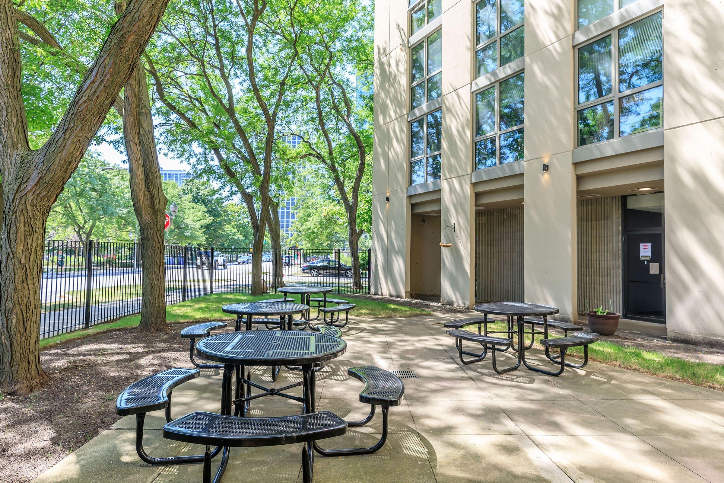 an empty park bench sitting in a chair