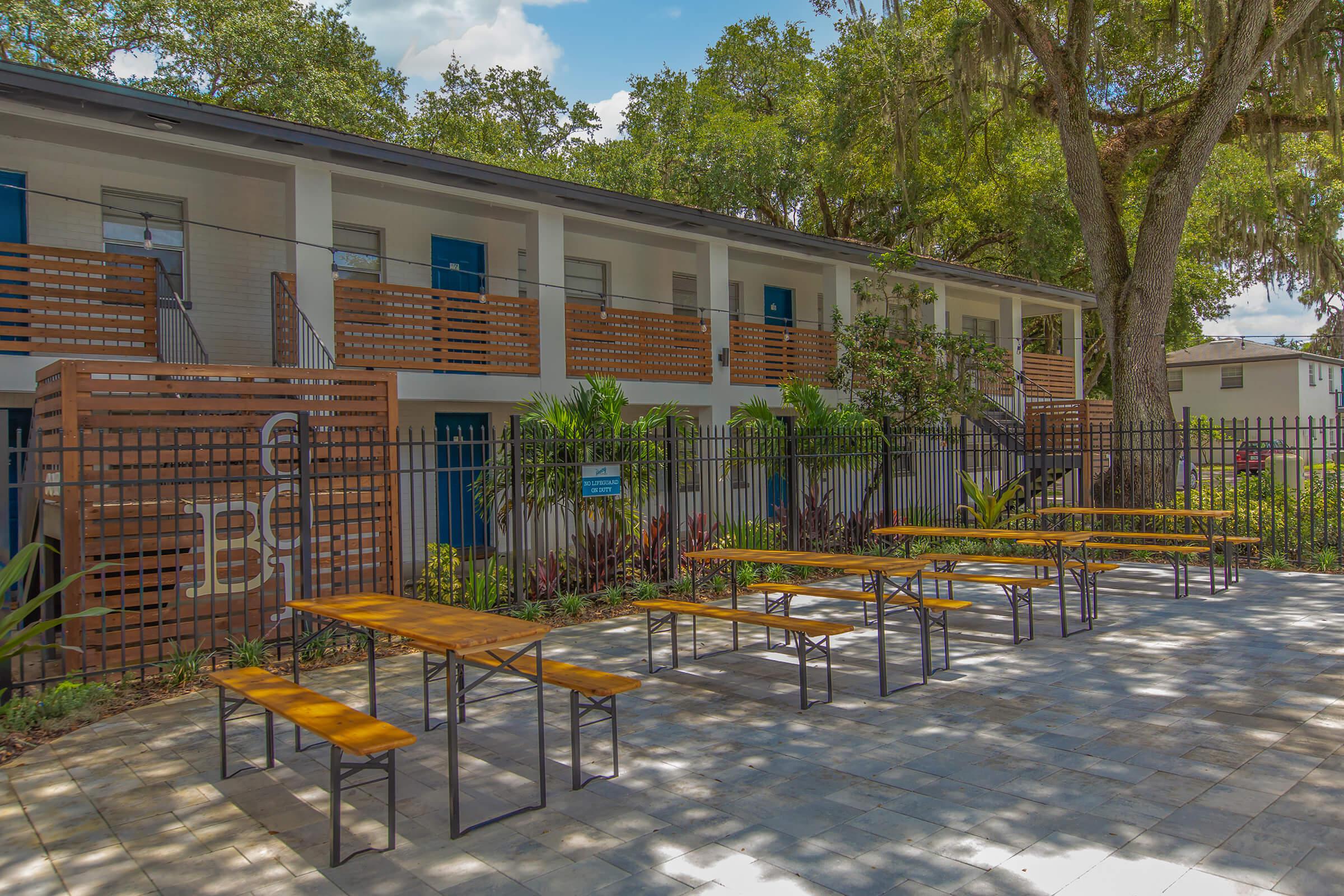 an empty park bench next to a building