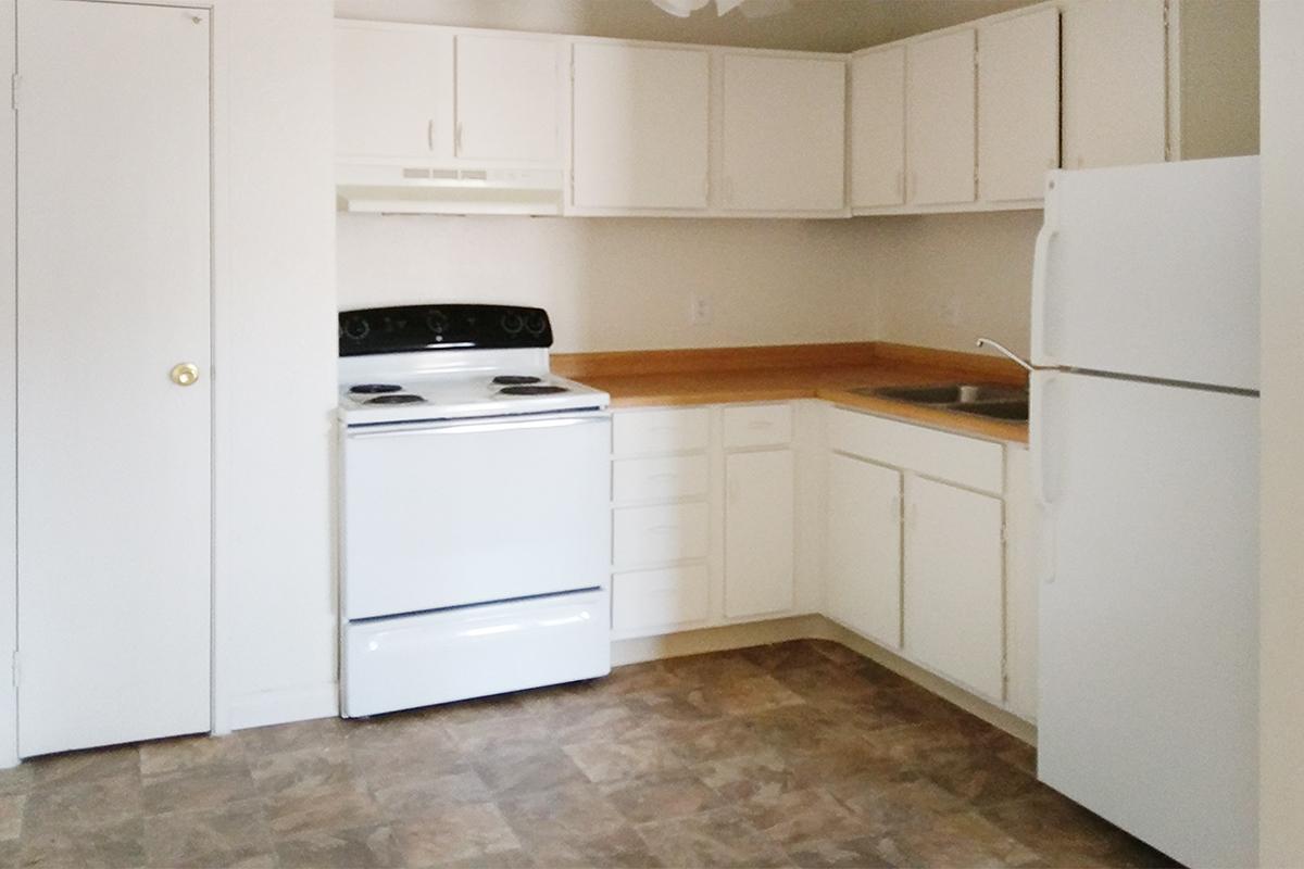 FULLY-EQUIPPED KITCHEN AT WOODHAVEN APARTMENTS IN LAS VEGAS