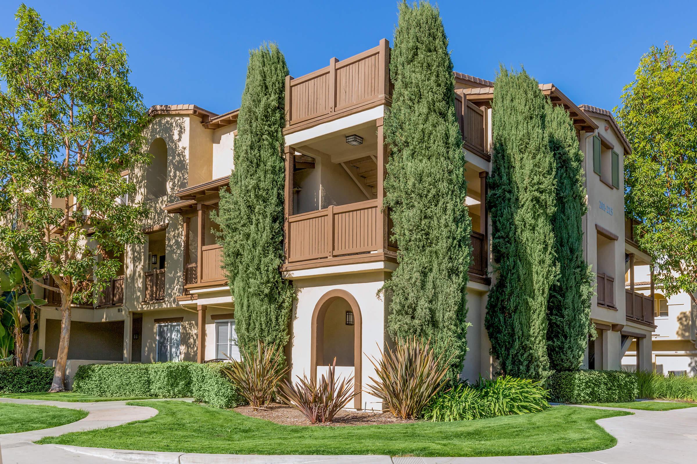 Laurel Glen Apartment Homes beautiful manicured grounds