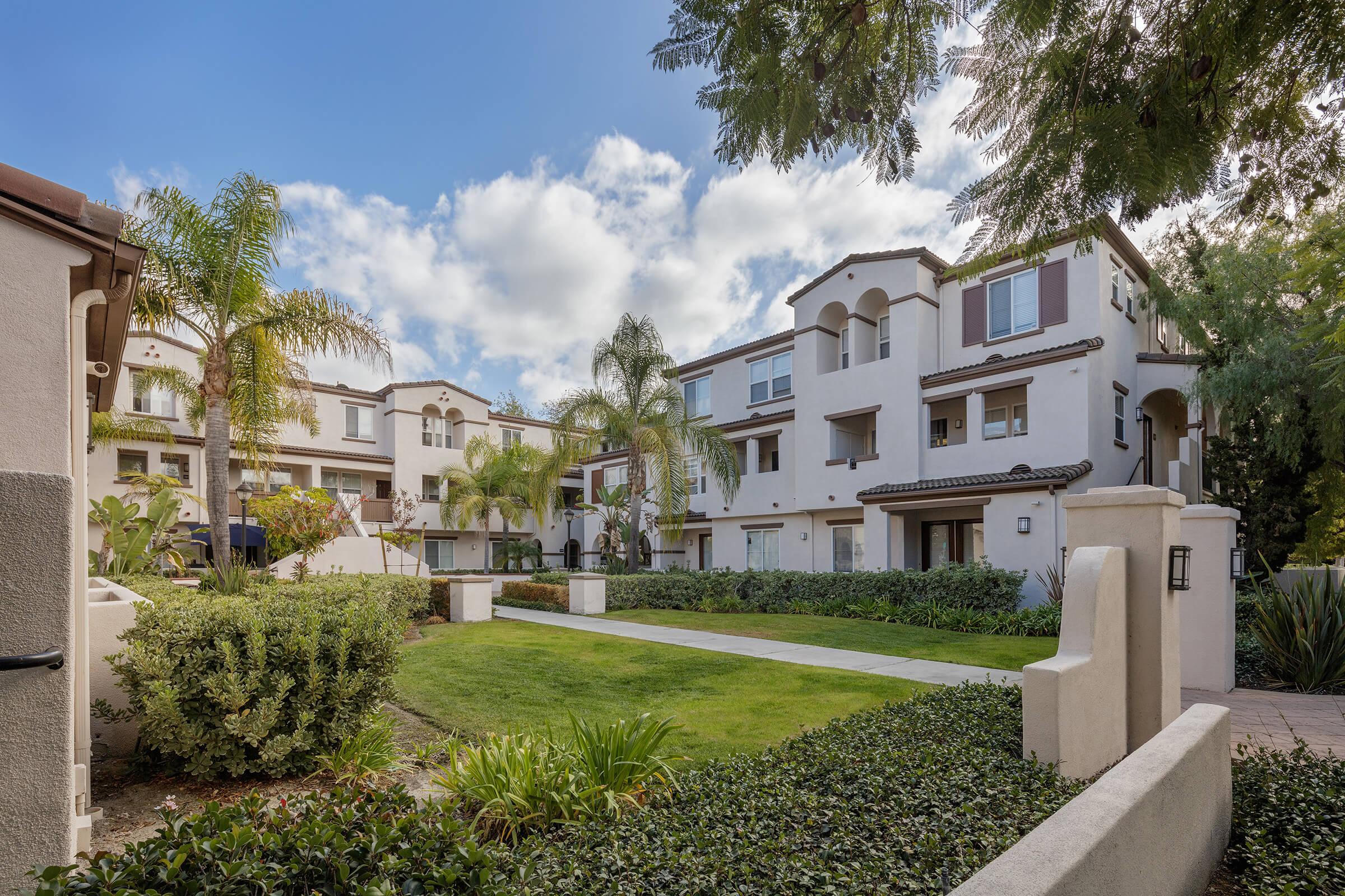 Beautiful landscaping at Laurel Glen Apartment Homes