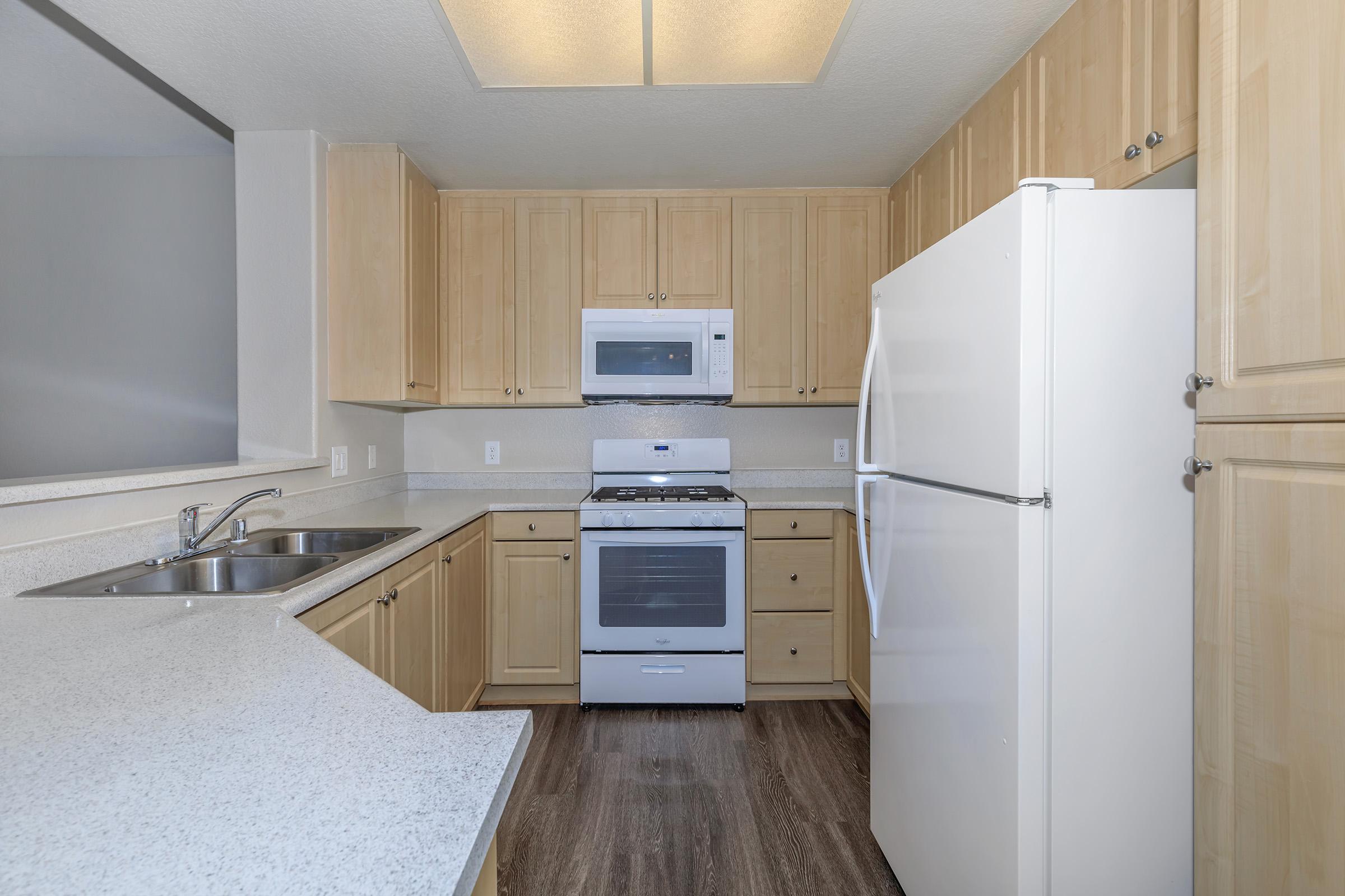 Laurel Glen Apartment Homes fully equipped kitchen