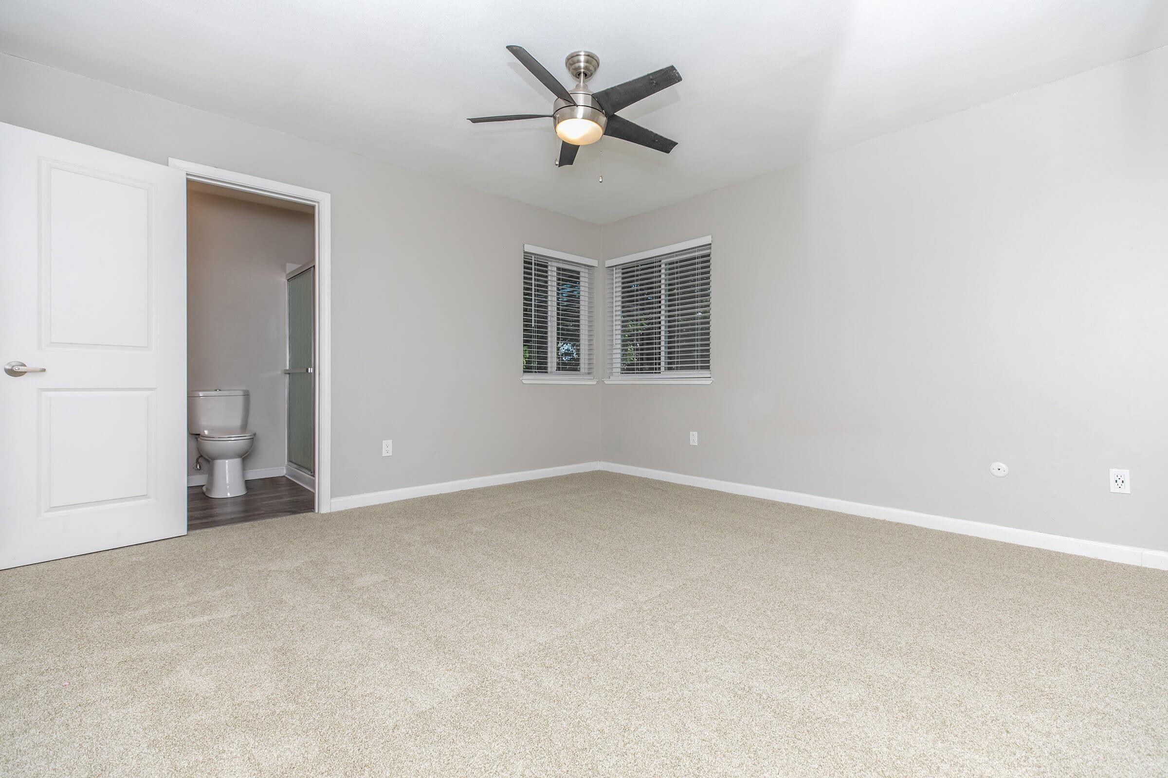 CEILING FANS AND VERTICAL BLINDS IN TOWNHOME FOR RENT