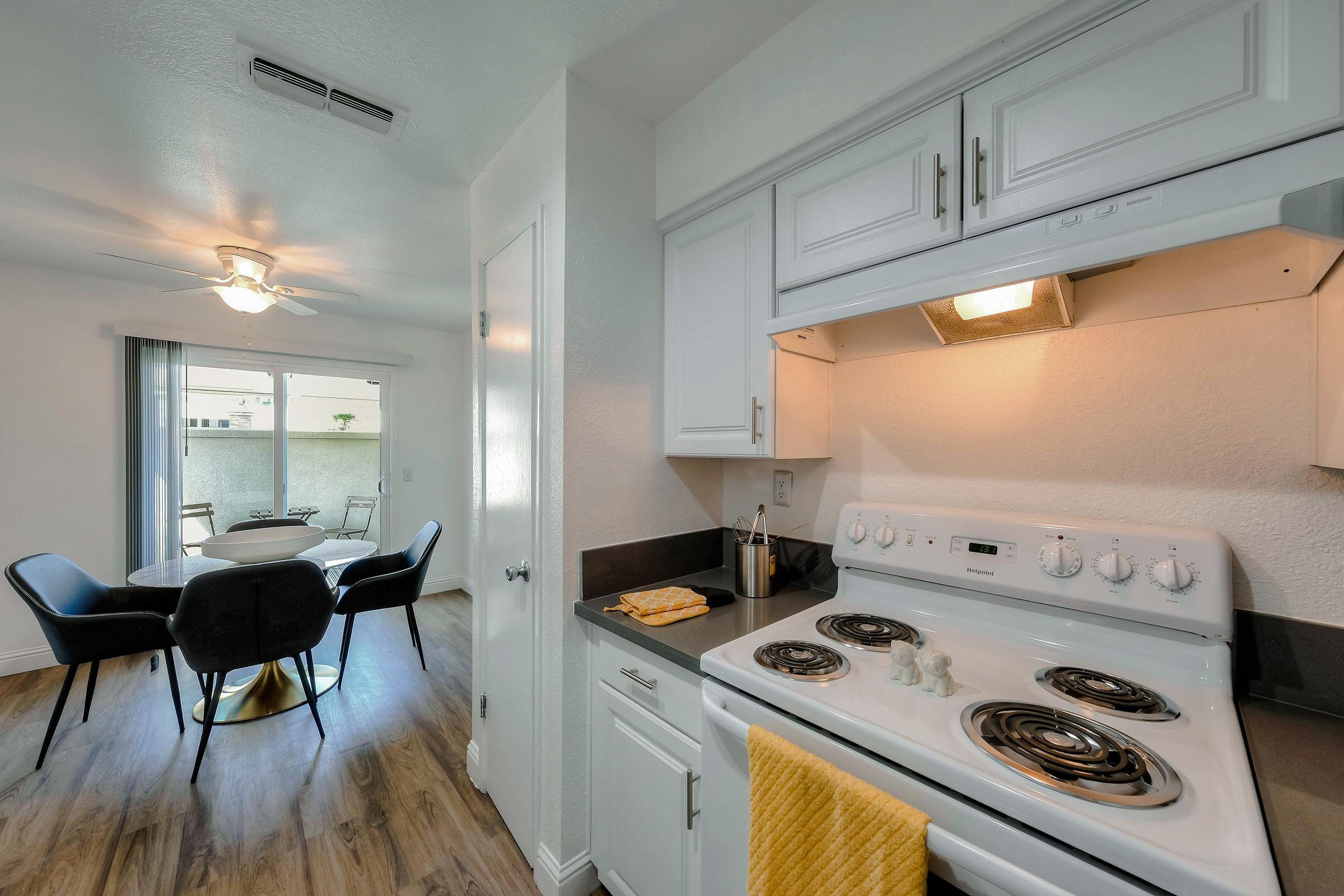 Model Kitchen Oven to Dining