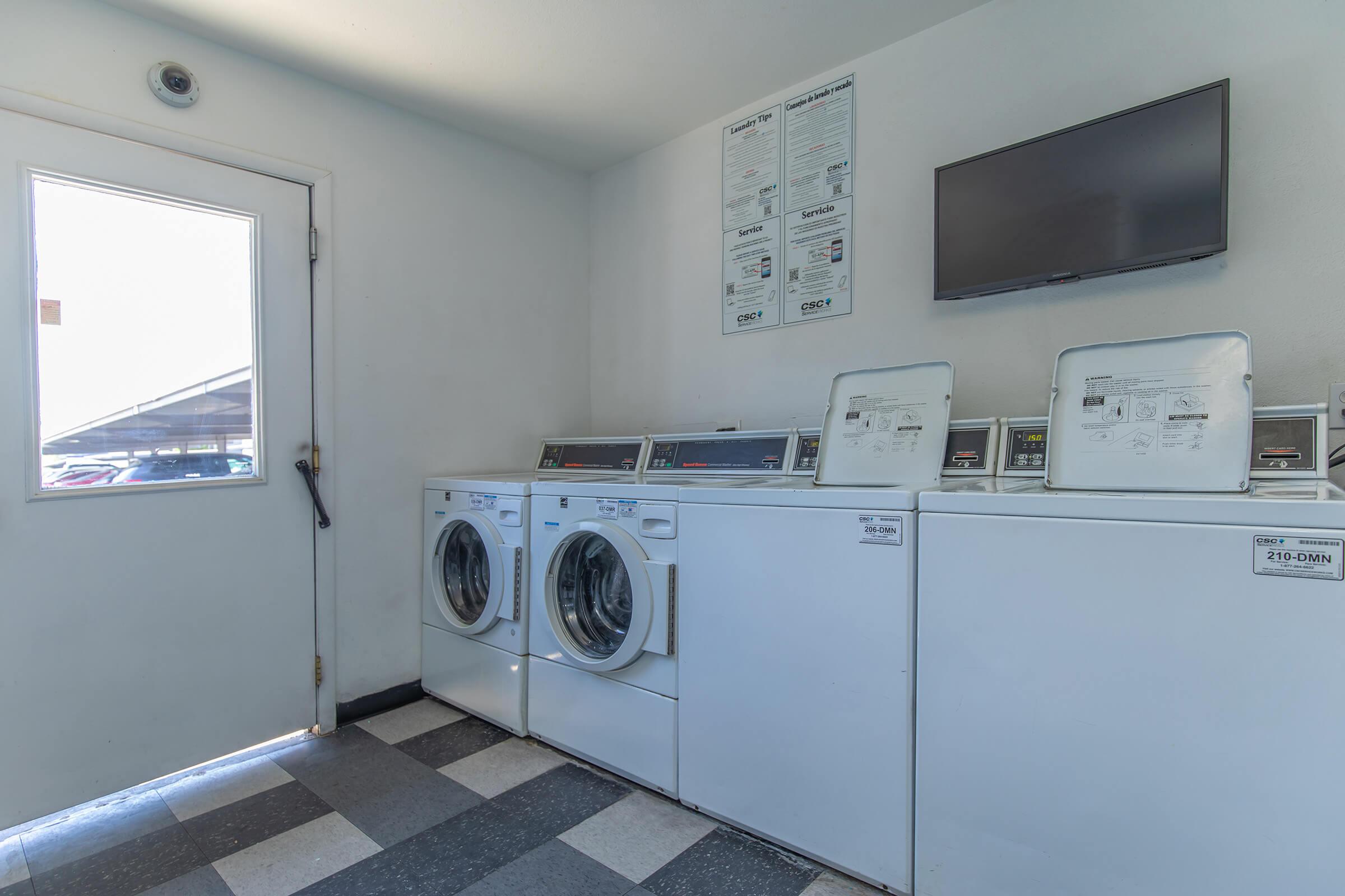 Rise Biltmore's community laundry room in Phoenix, AZ