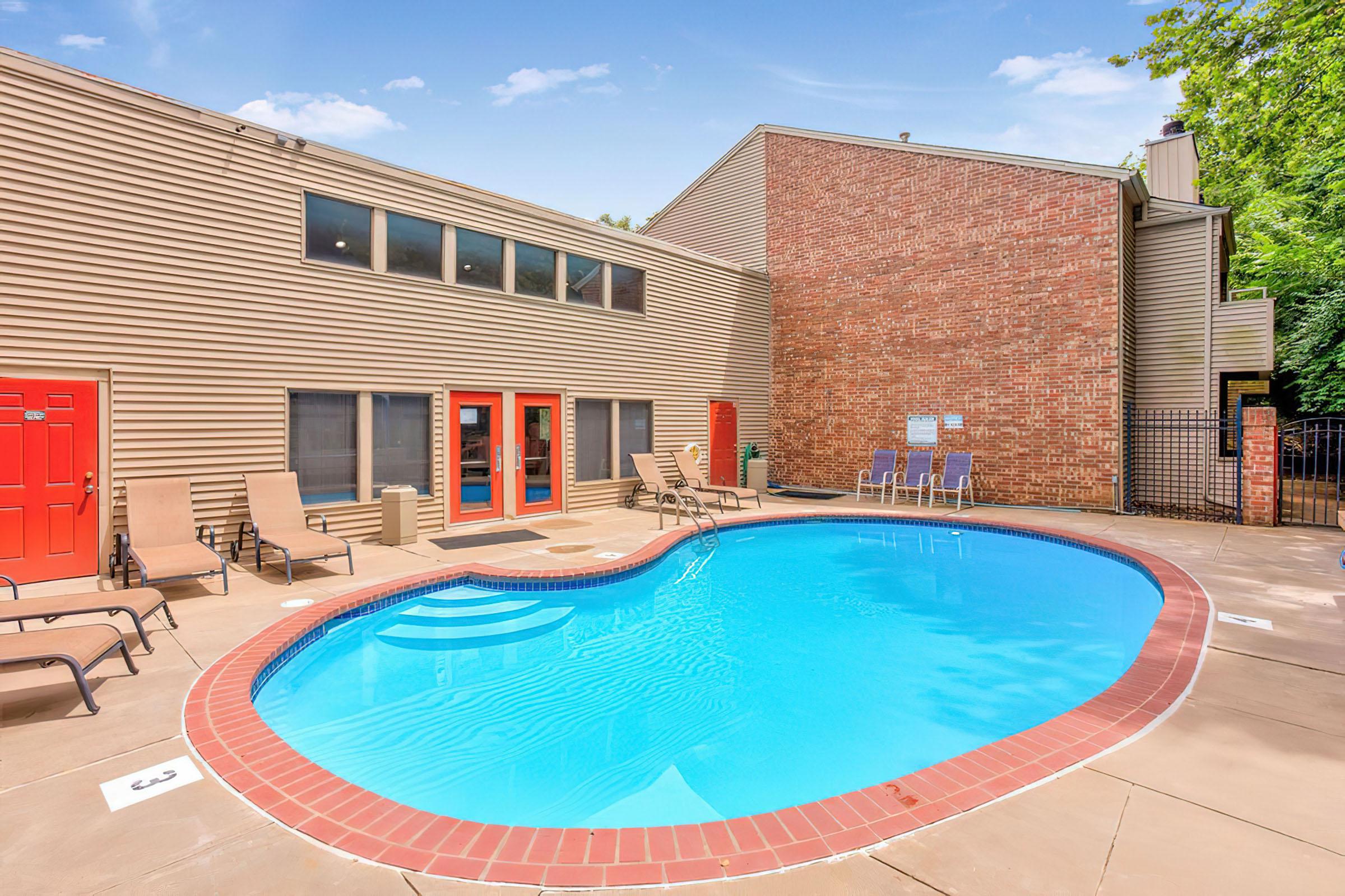 Shimmering Swimming Pool - Rainbow Ridge Apartments - Kansas City - Kansas