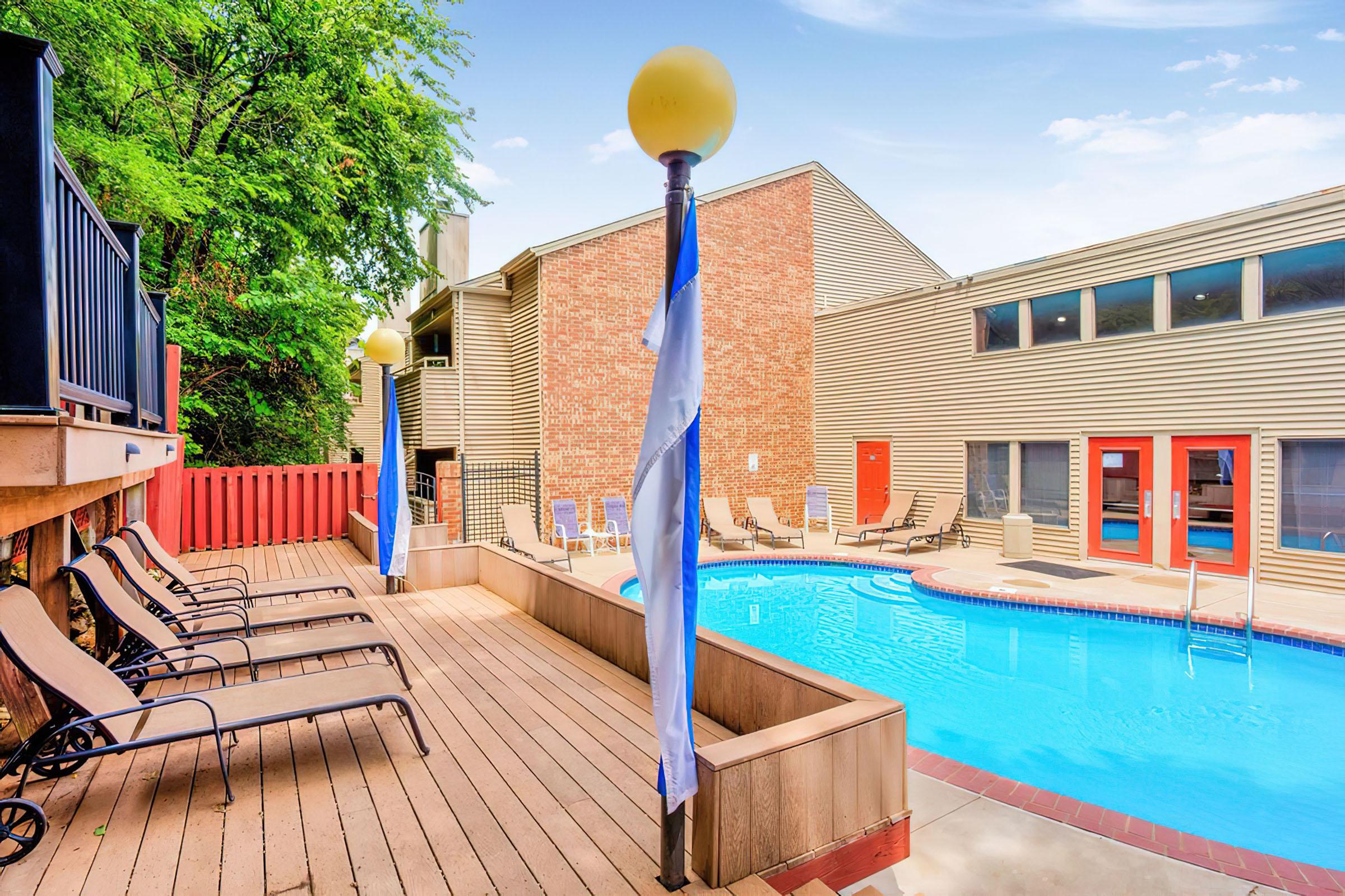 Poolside Lounge  - Rainbow Ridge Apartments - Kansas City - Kansas