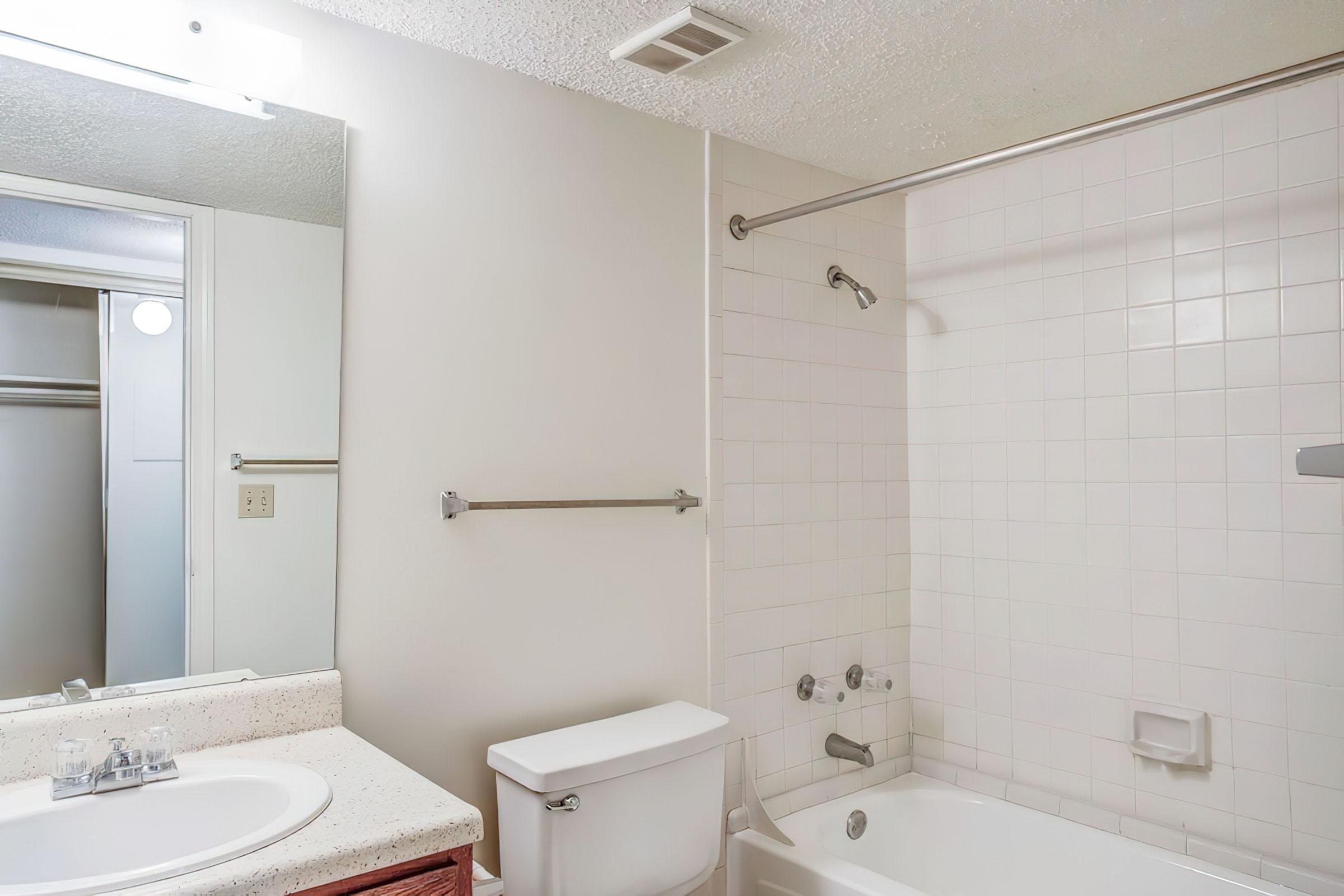 Bathroom with Bathtub - Rainbow Ridge Apartments - Kansas City - Kansas