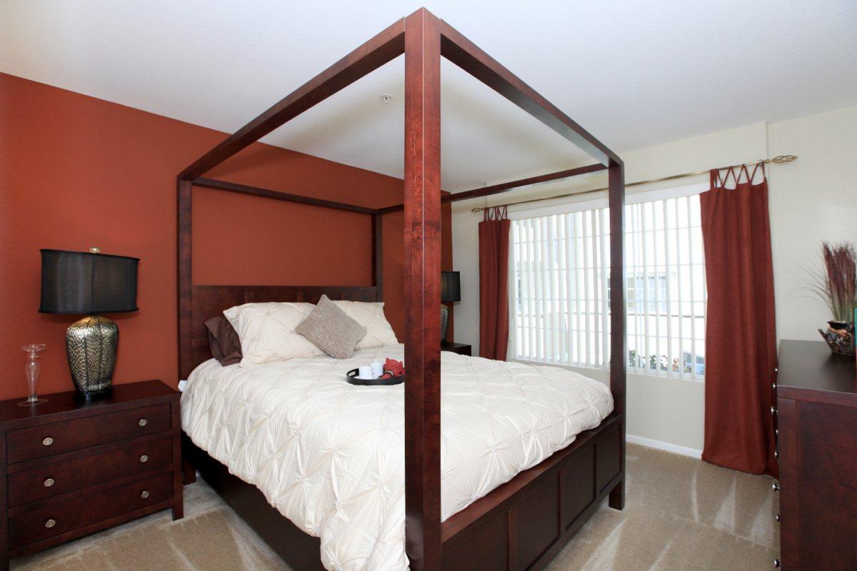a bedroom with a bed in a hotel room