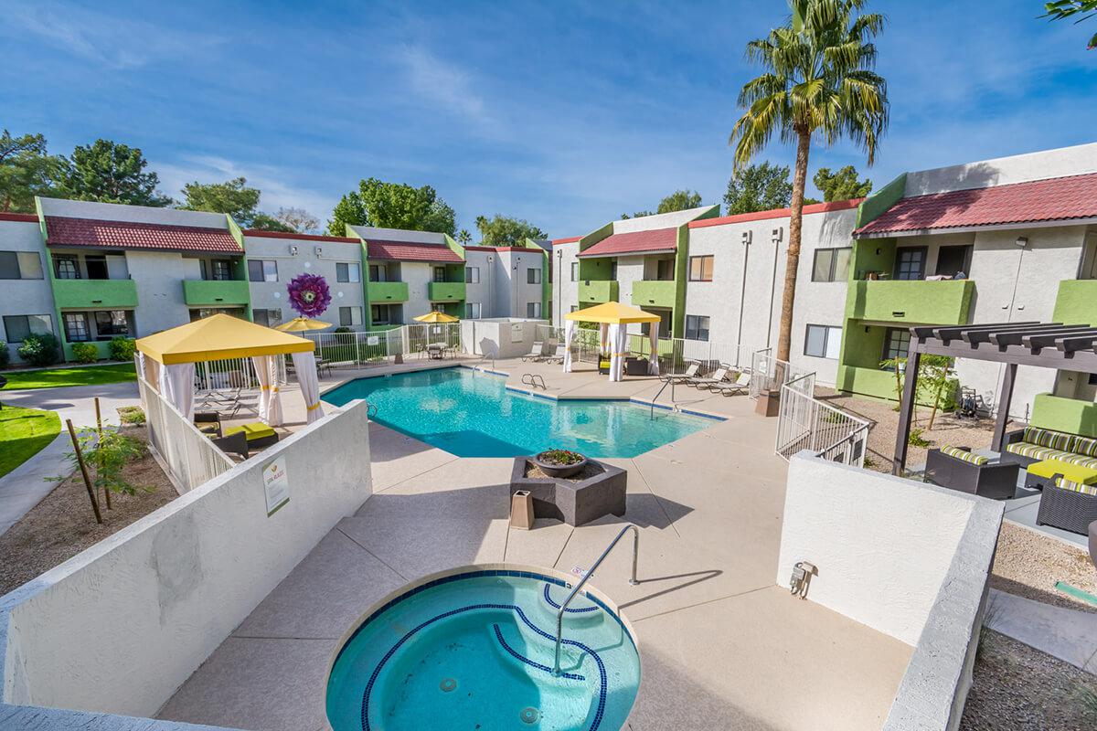 Shimmering Swimming Pool with a Soothing Spa - Spring Apartments - Phoenix - Arizona