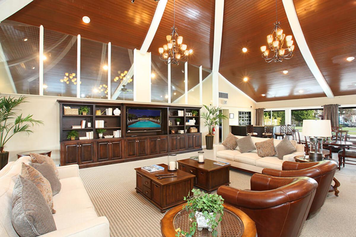 UNWIND IN THE CLUBHOUSE