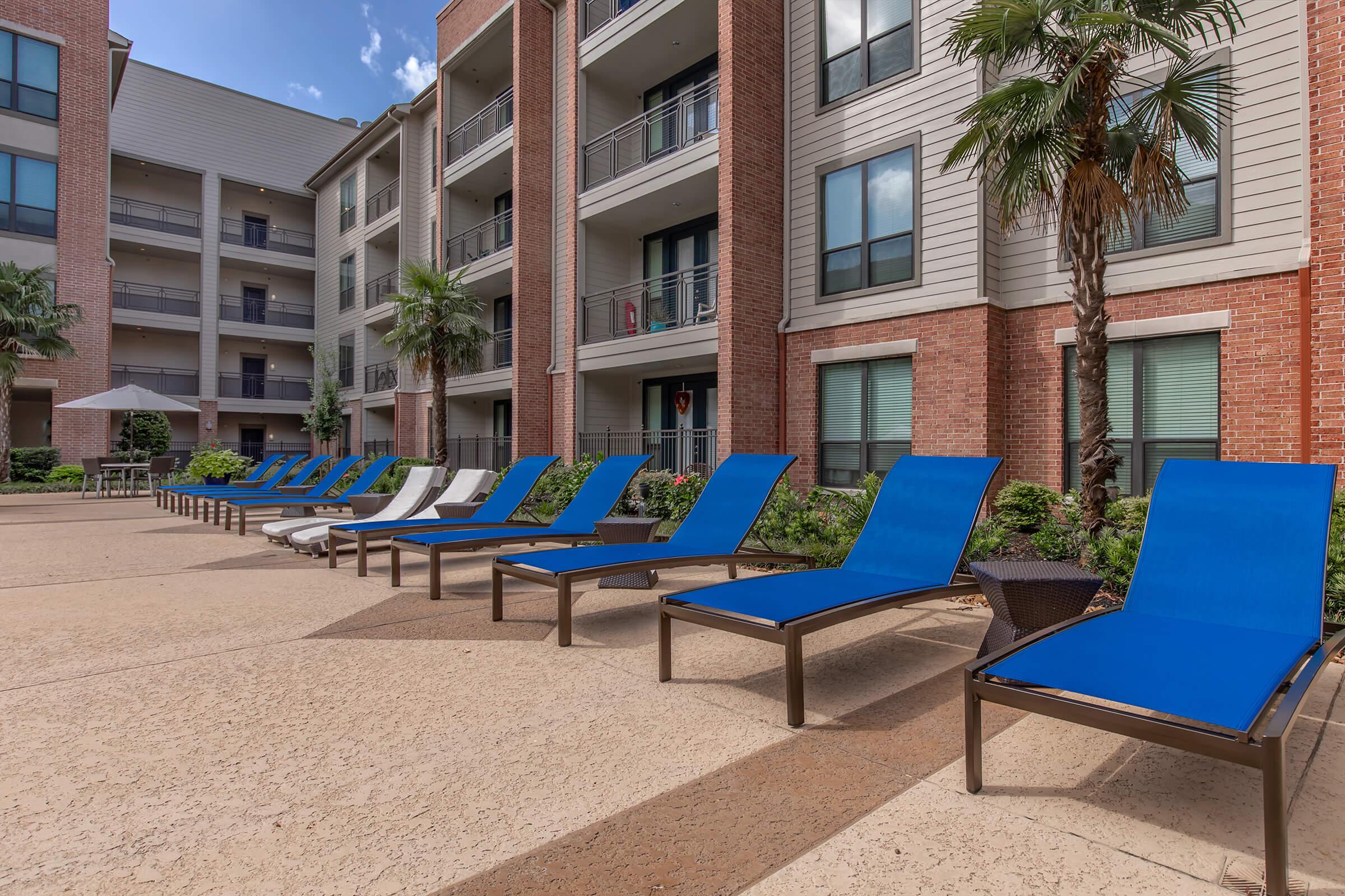 a group of lawn chairs sitting on top of a building